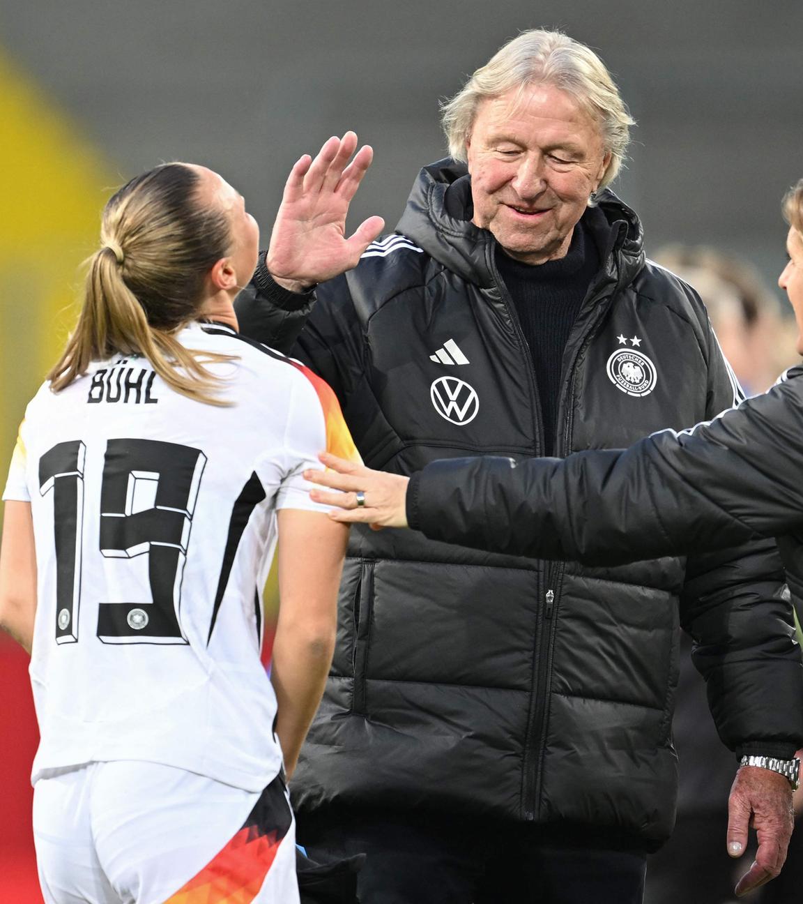 Horst Hrubesch gratuliert Klara Bühl nach dem EM-Qualifikationsspiel gegen Island.