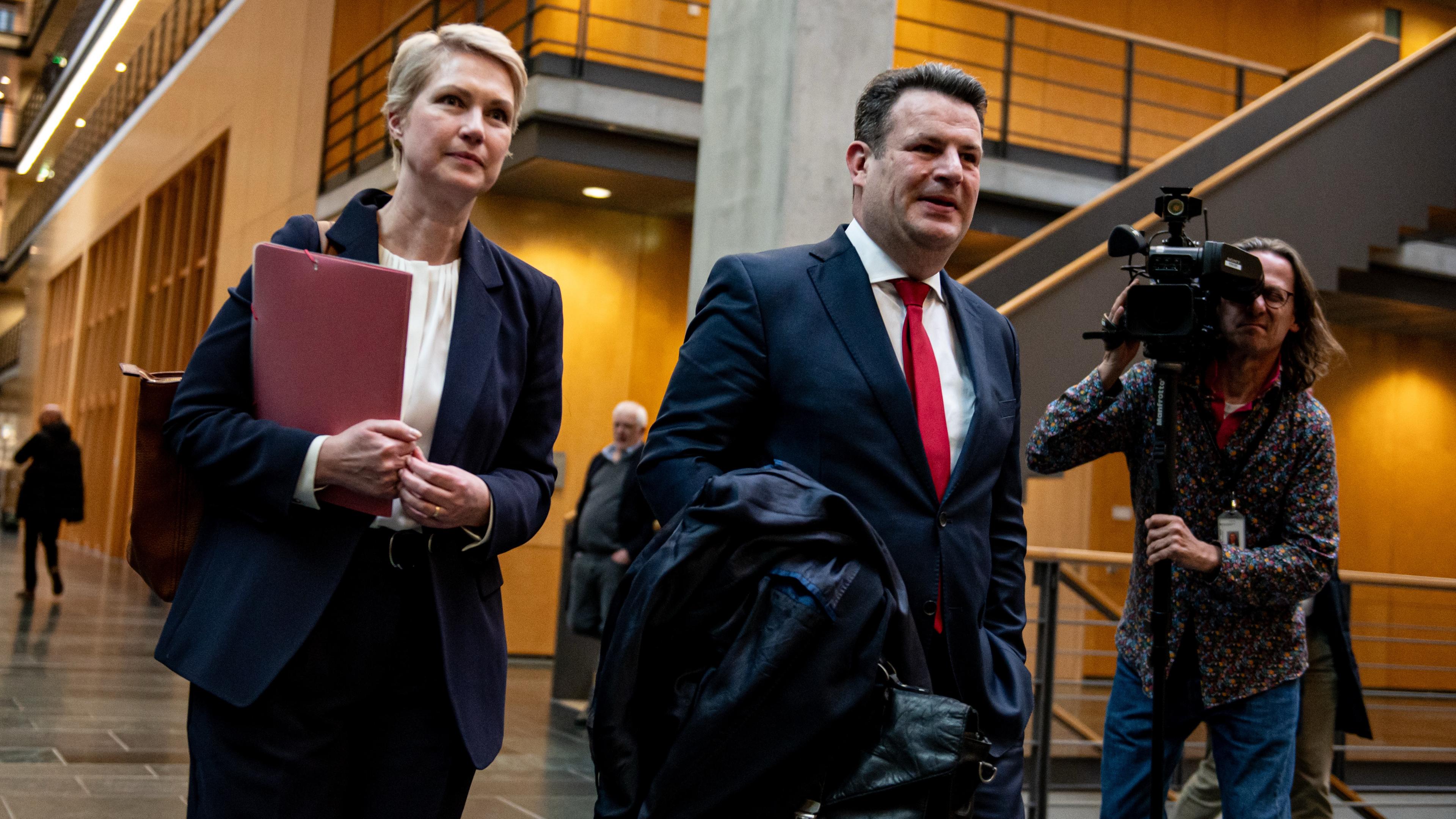  Manuela Schwesig (SPD), Ministerpräsidentin von Mecklenburg-Vorpommern, und Hubertus Heil (SPD), Bundesminister für Arbeit und Soziales, verlassen das erste Sondierungsgespräch.