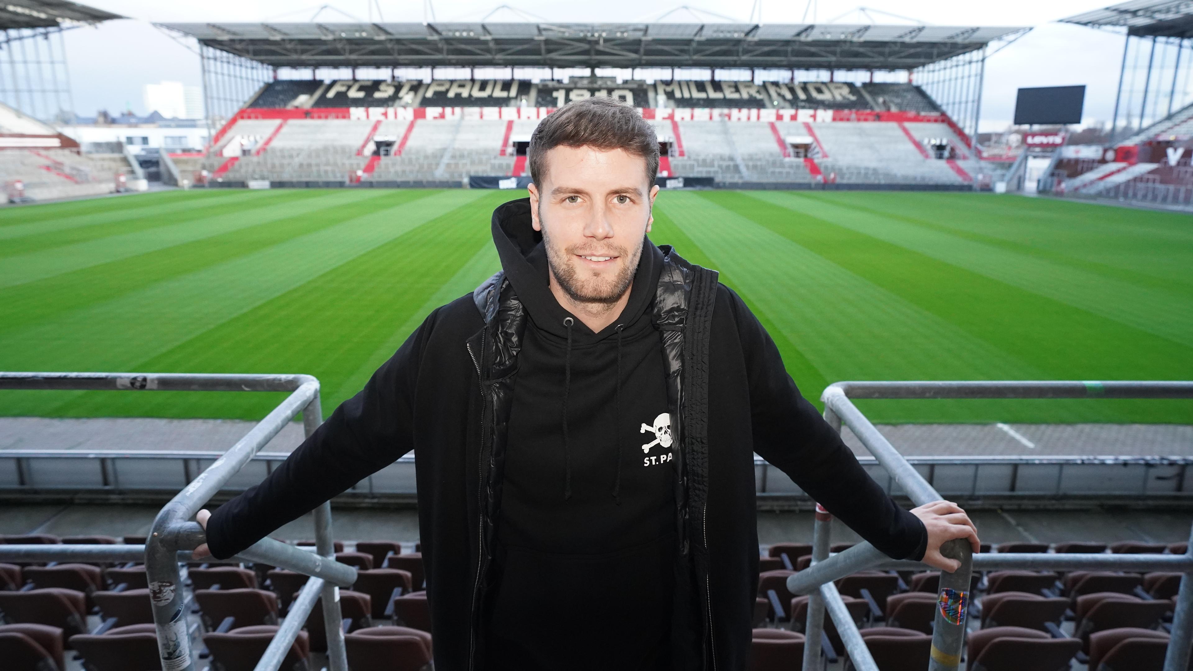 St. Paulis neuer Trainer Fabian Hürzeler steht nach seiner Vorstellung im Millerntor-Stadion auf einer Tribüne