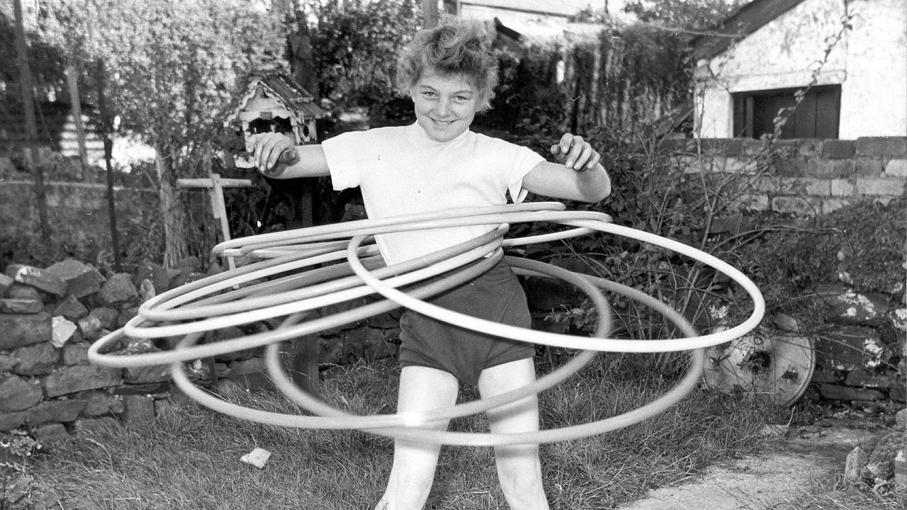 Hula-Hoop: Der Trend in den 50er Jahren auf alten Fotos