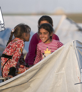 Kinder in einem Flüchtlingscamp mit Grafiken von Essen, Wasser, Medizin und Hilfslieferung