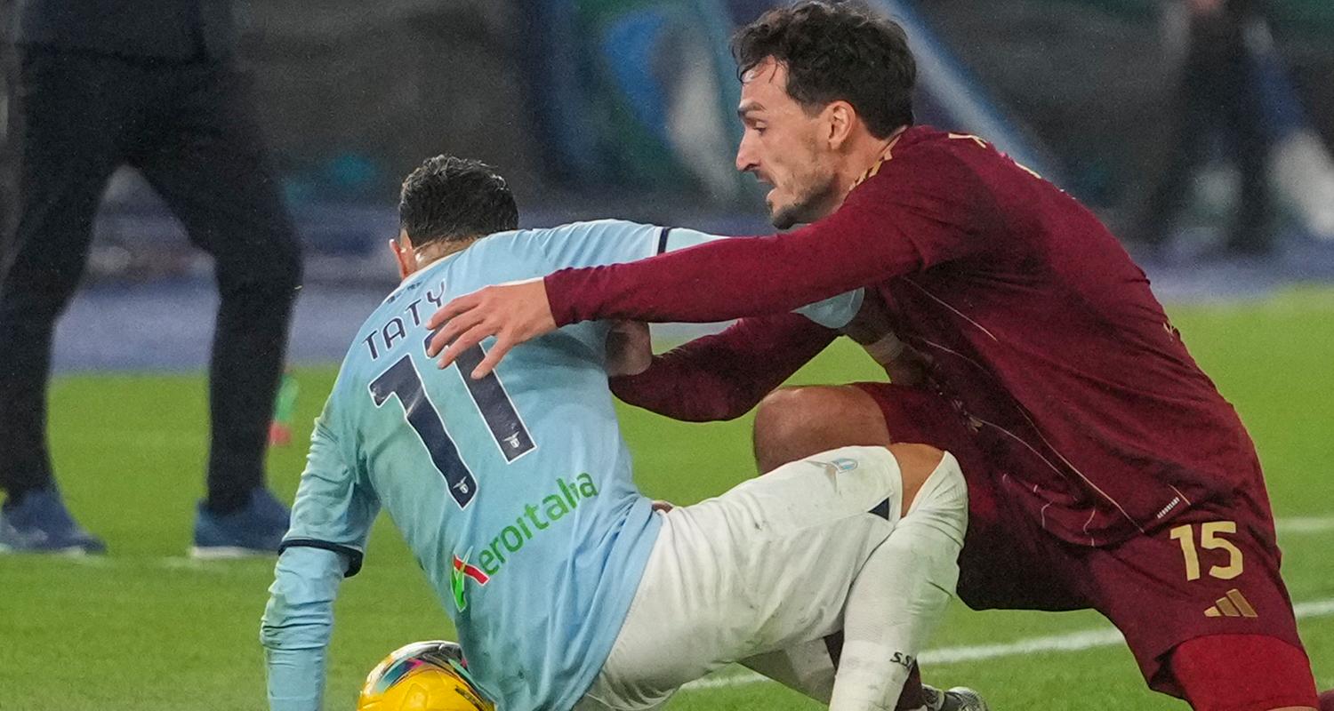  Mats Hummels (r) vom AS Rom gegen Taty Castellanos von Lazio Rom.