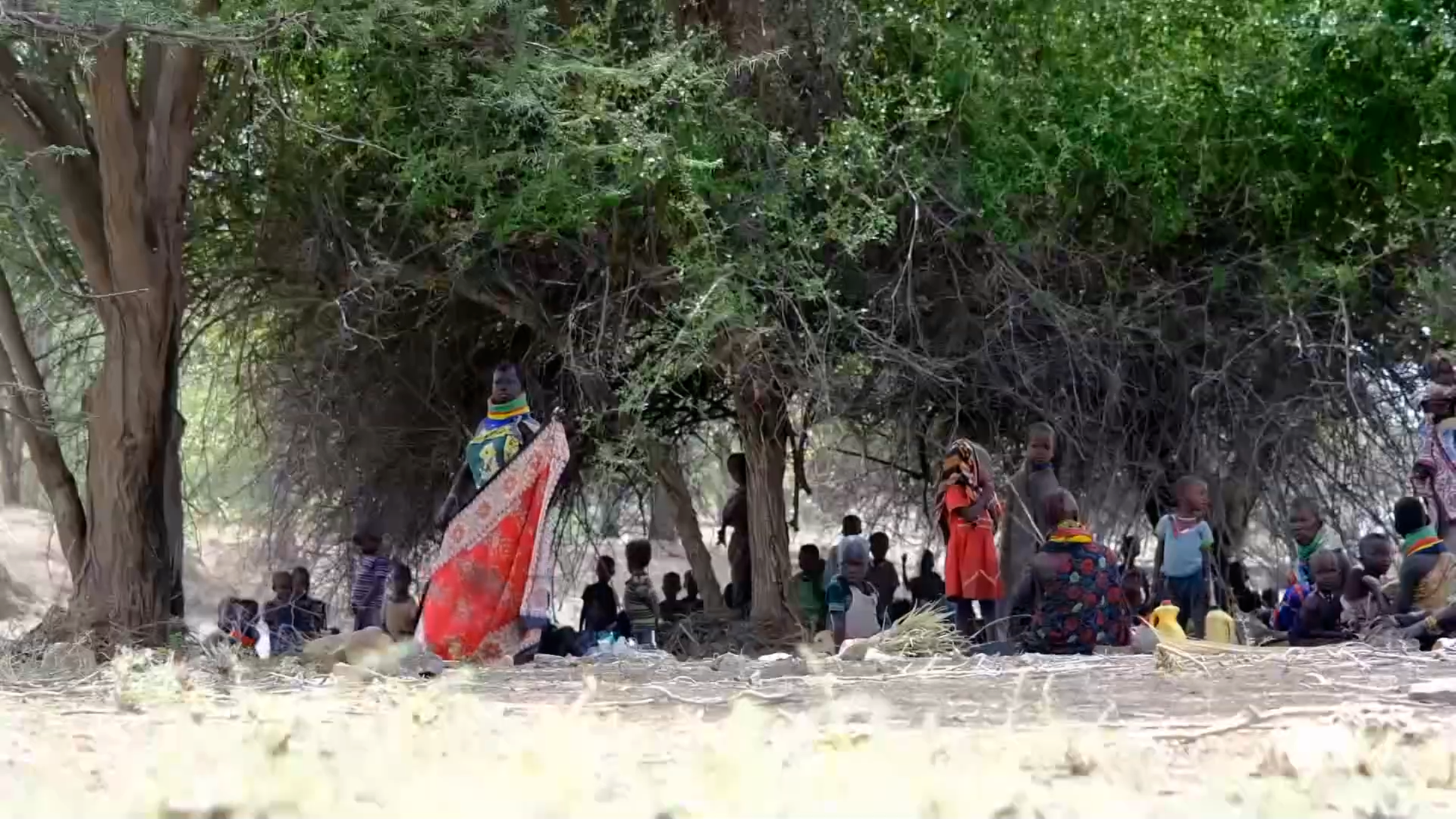 Menschen auf einem verdörrten Boden in Turkana, Kenia. 