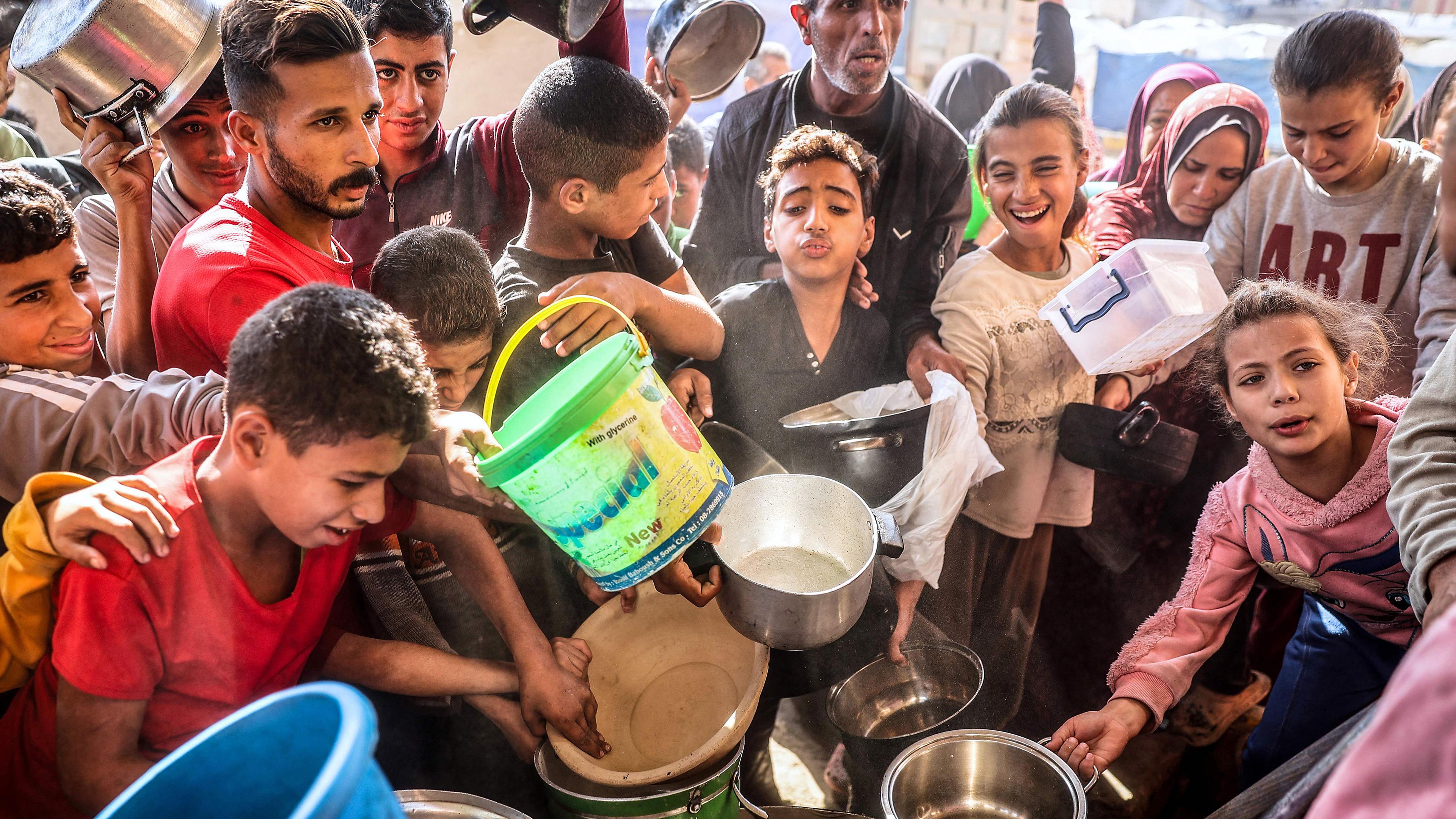 Palästinenser warten auf Nahrungsmittel im Flüchtlingslager Bureij im zentralen Gazastreifen, aufgenommen am  am 06.112024 