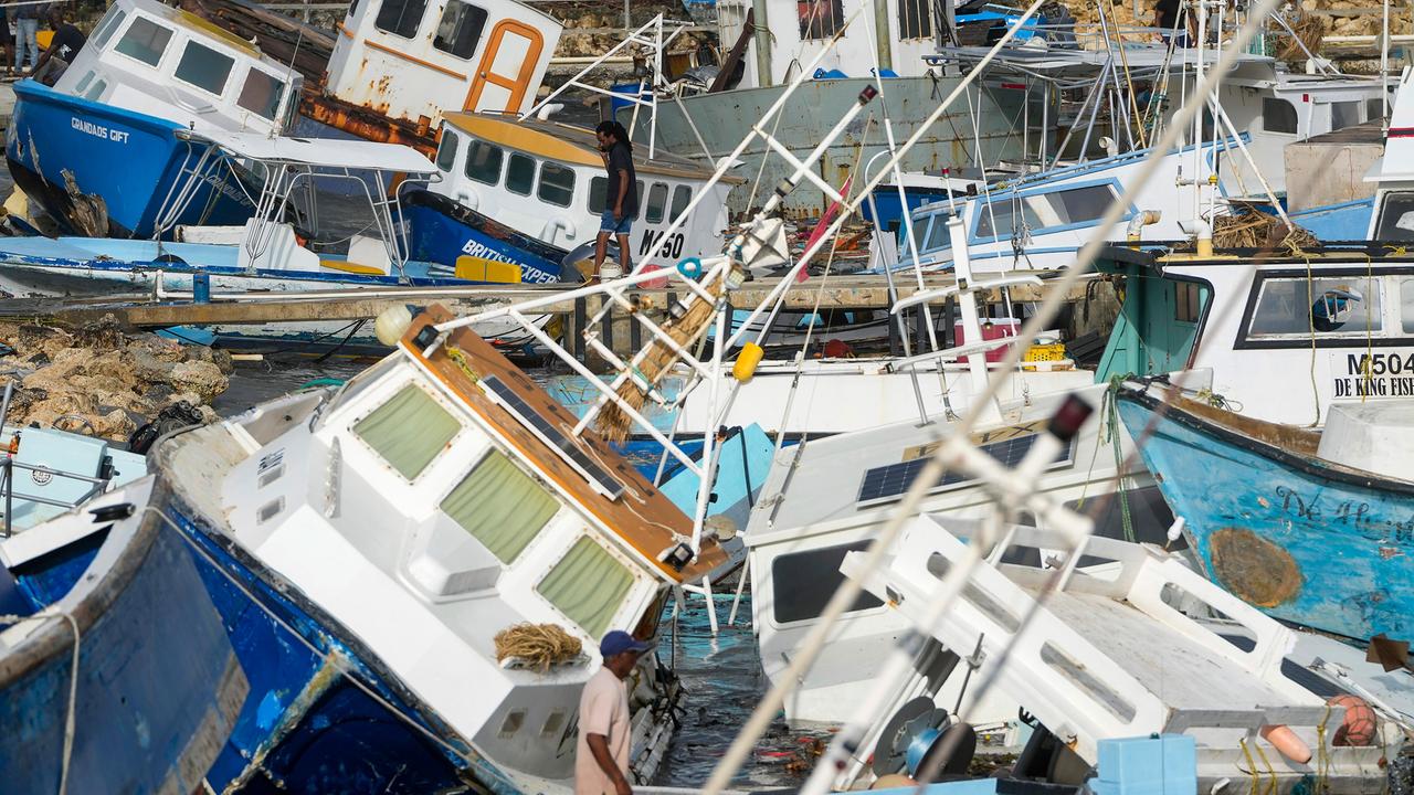 Ein Fischer betrachtet die vom Hurrikan «Beryl» beschädigten Fischerboote in der Bridgetown Fisheries