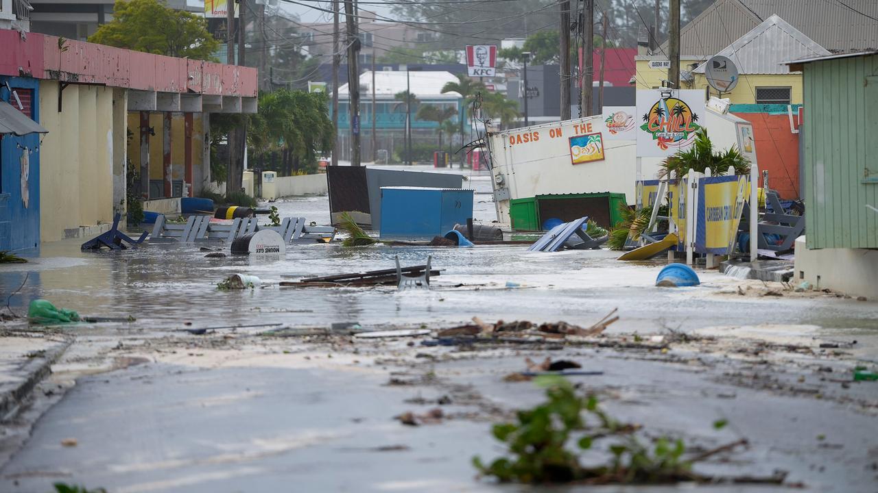 Hurrikan "Beryl" überflutet eine Straße in Hastings