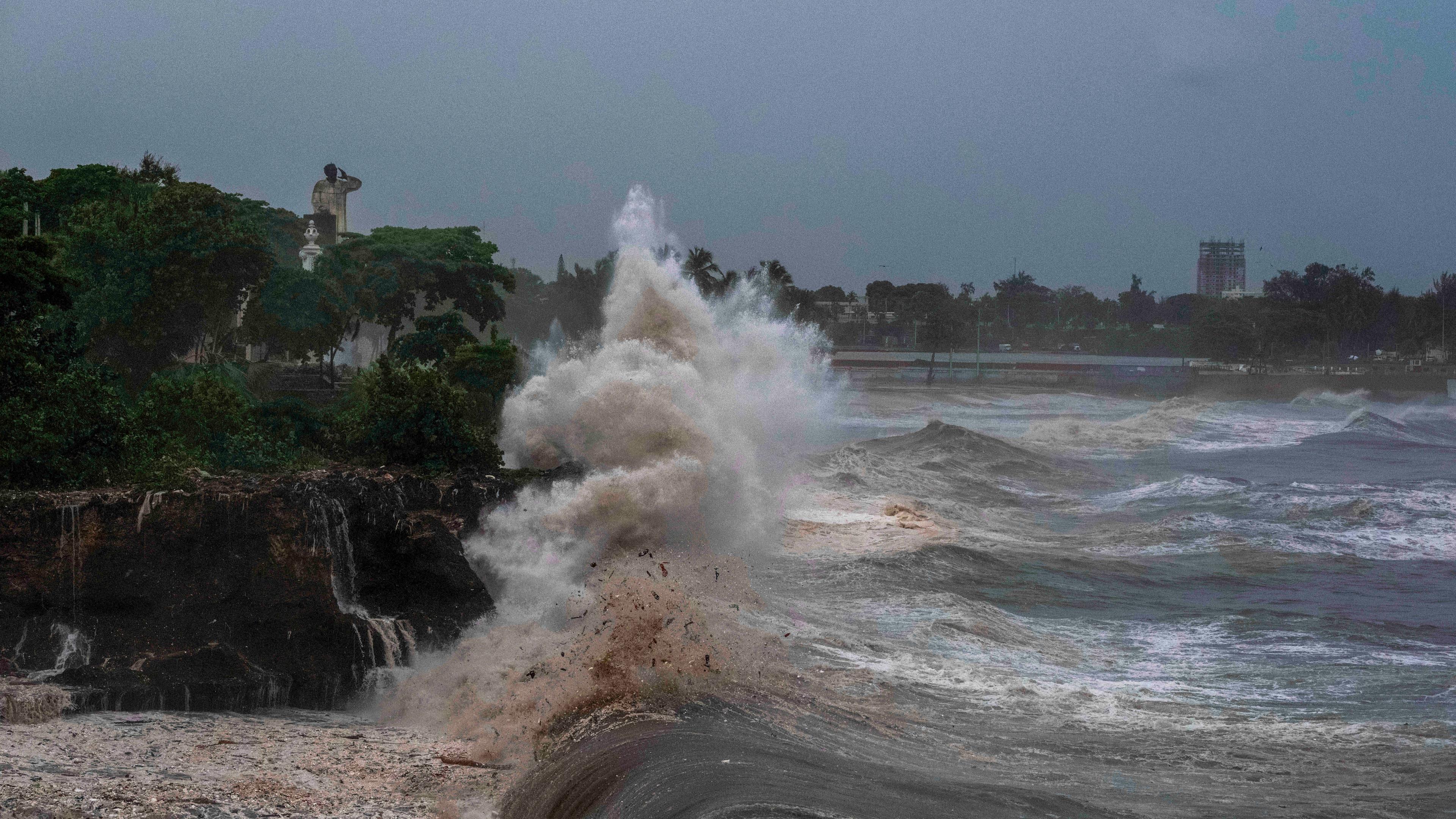 Wellen des Hurrikan treffen auf einen Deich in der Domenikanischen Republik.