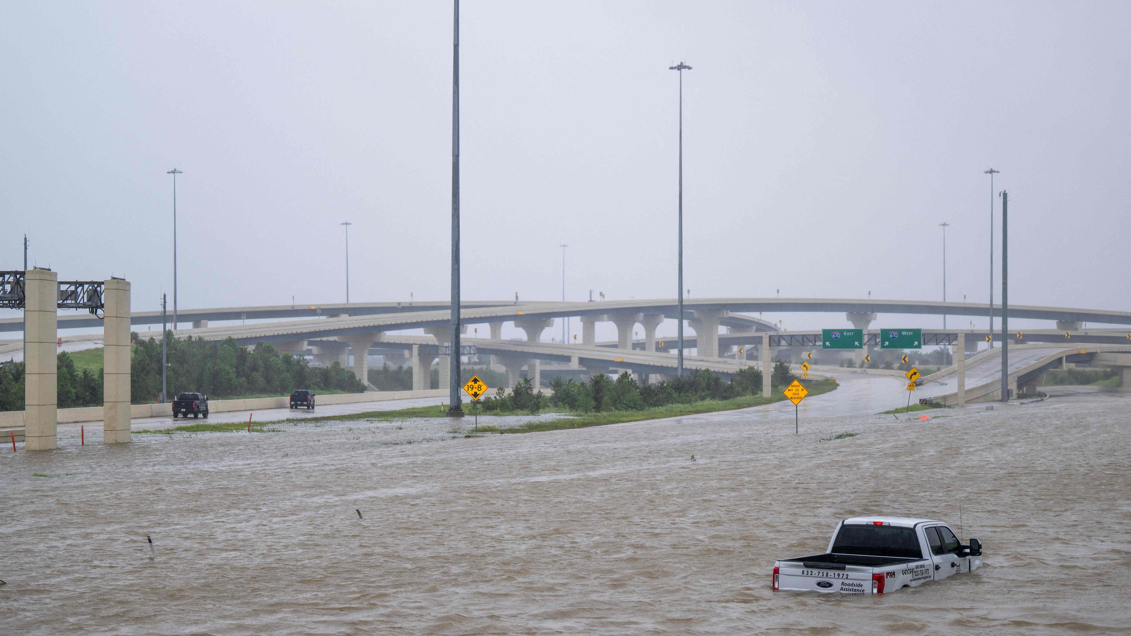 Ein Fahrzeug steht verlassen im Hochwasser einer Autobahn, nachdem Hurrikan Beryl am 8. Juli 2024 in Houston, Texas, über das Gebiet fegte.