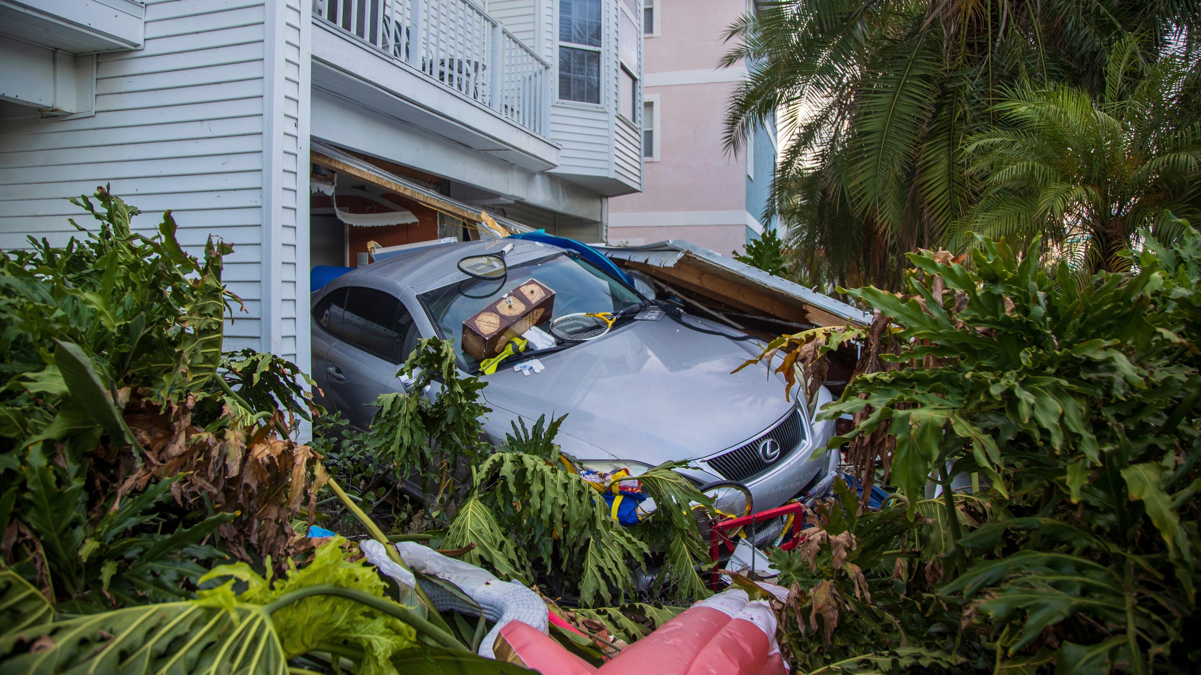 Ein Fahrzeug steht nach der Sturmflut des Hurrikans Helene in Madeira Beach, Florida, vor seiner Garage