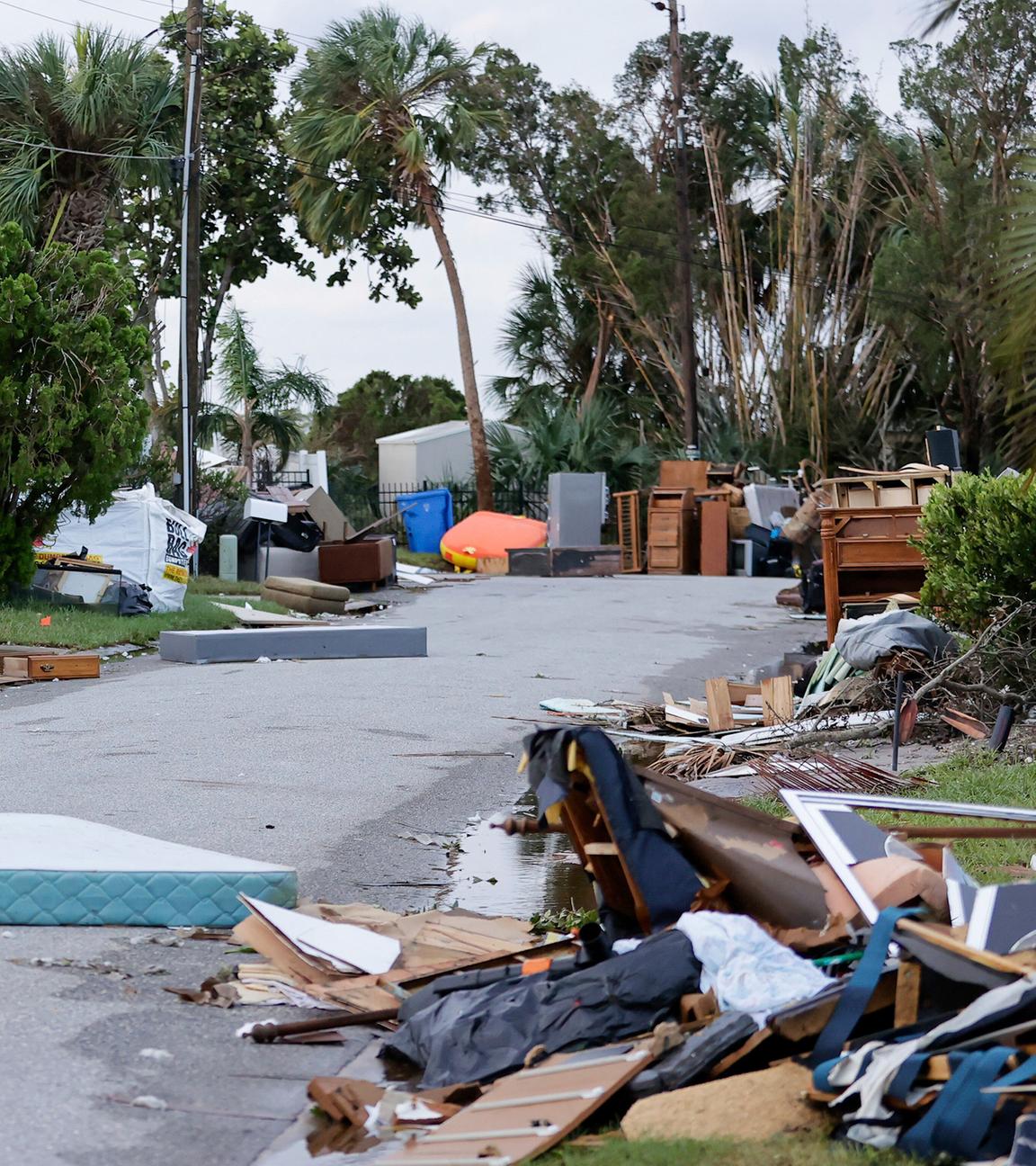 Trümmer in den Straßen von Ruskin, Florida