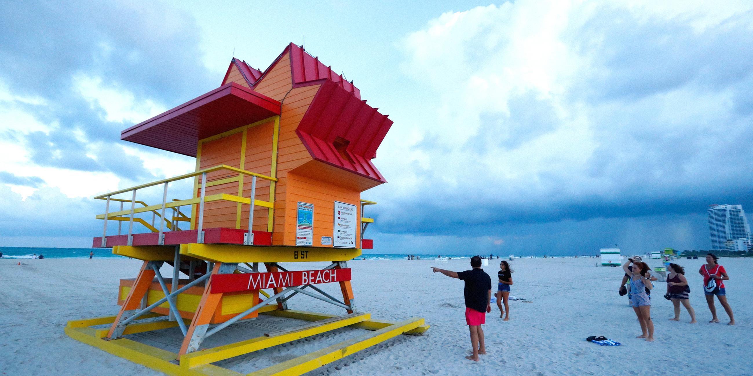 Turm der Rettungsschwimmer am Miami Beach wurde gegen den Sturm gesichert.