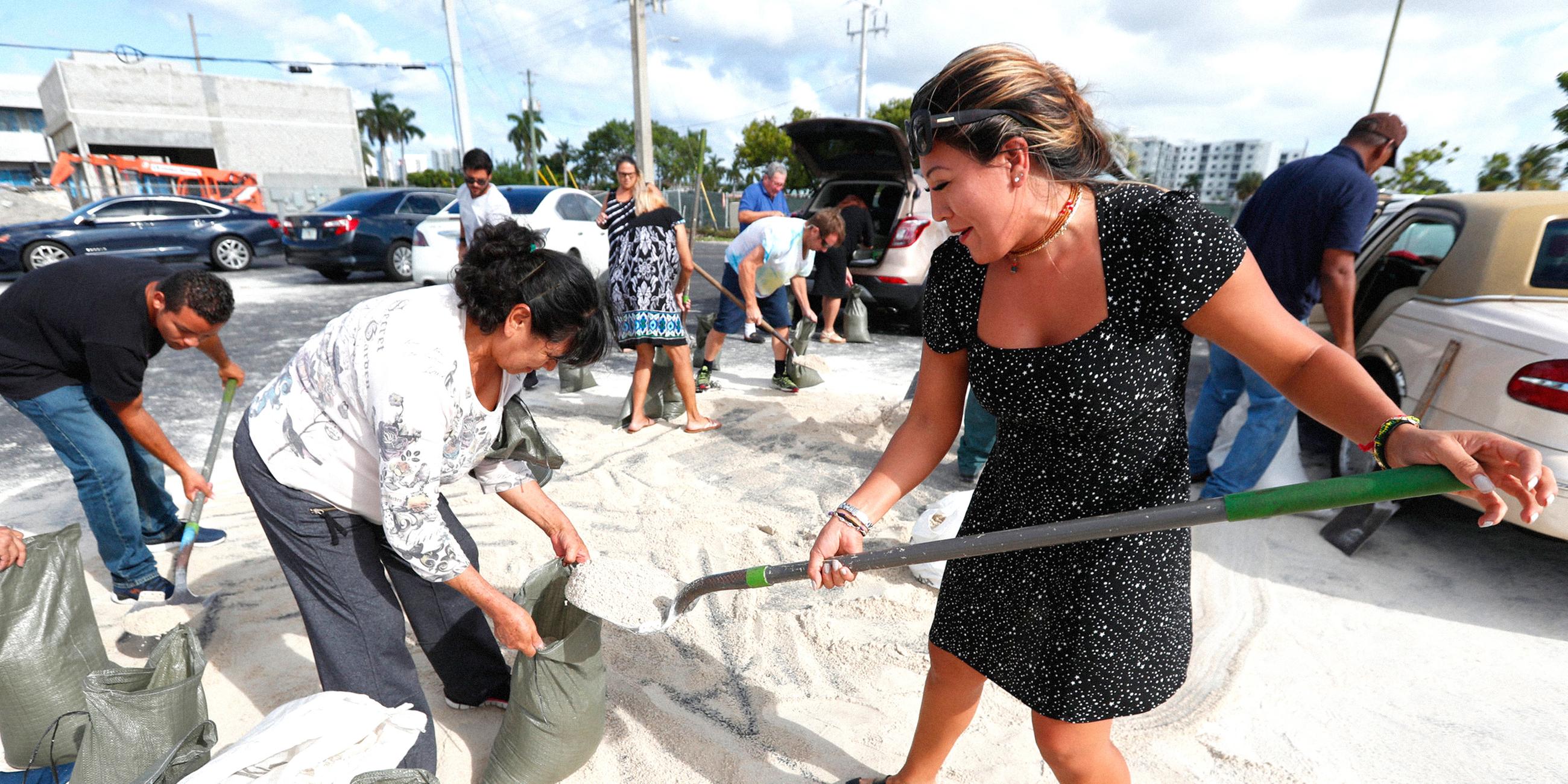 Einwohner von Hallandale, Florida, füllen Sandsäcke, um ihre Häuse gegen Fluten zu schützen.