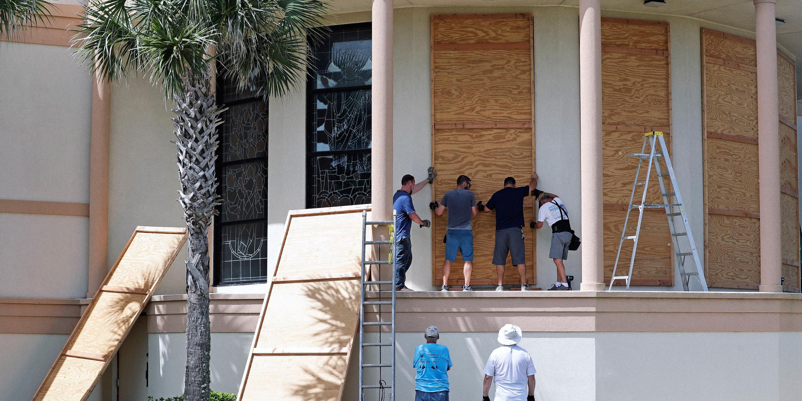 Die Kirche von Flagler Beach wird mit Holzpaneelen gesichert.