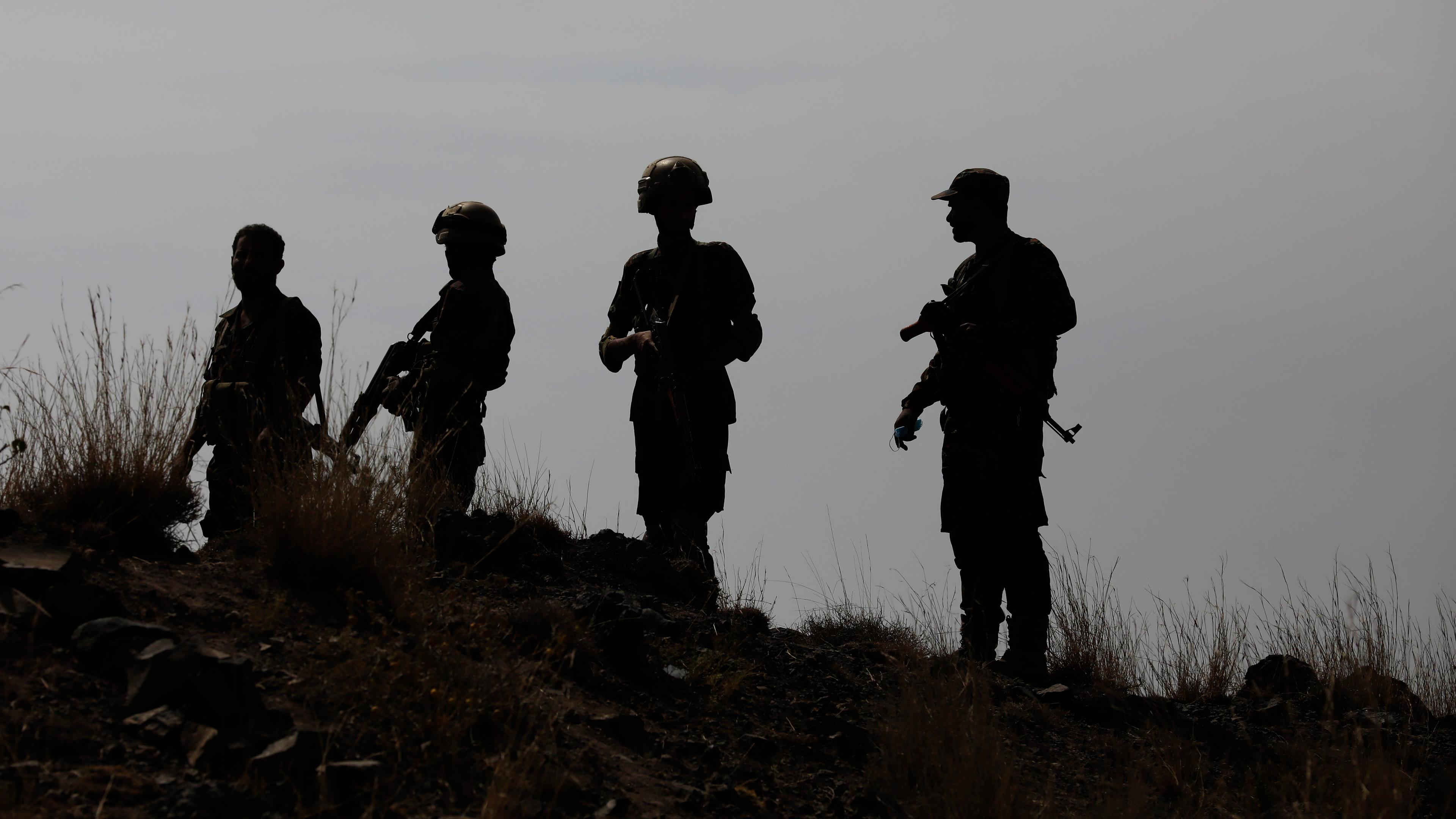Vier Soldaten der pro-iranischen Huthi-Miliz patroullieren das Gebirge in der Nähe von Sana'a im Jemen.