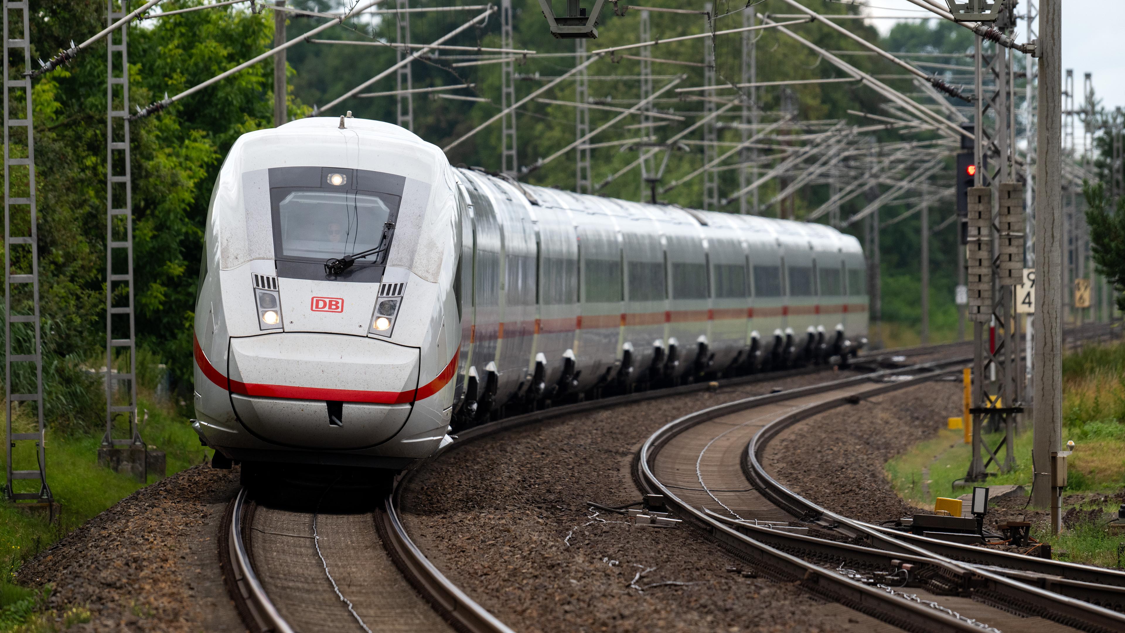 ICE auf der Bahnstrecke Berlin - Hamburg.