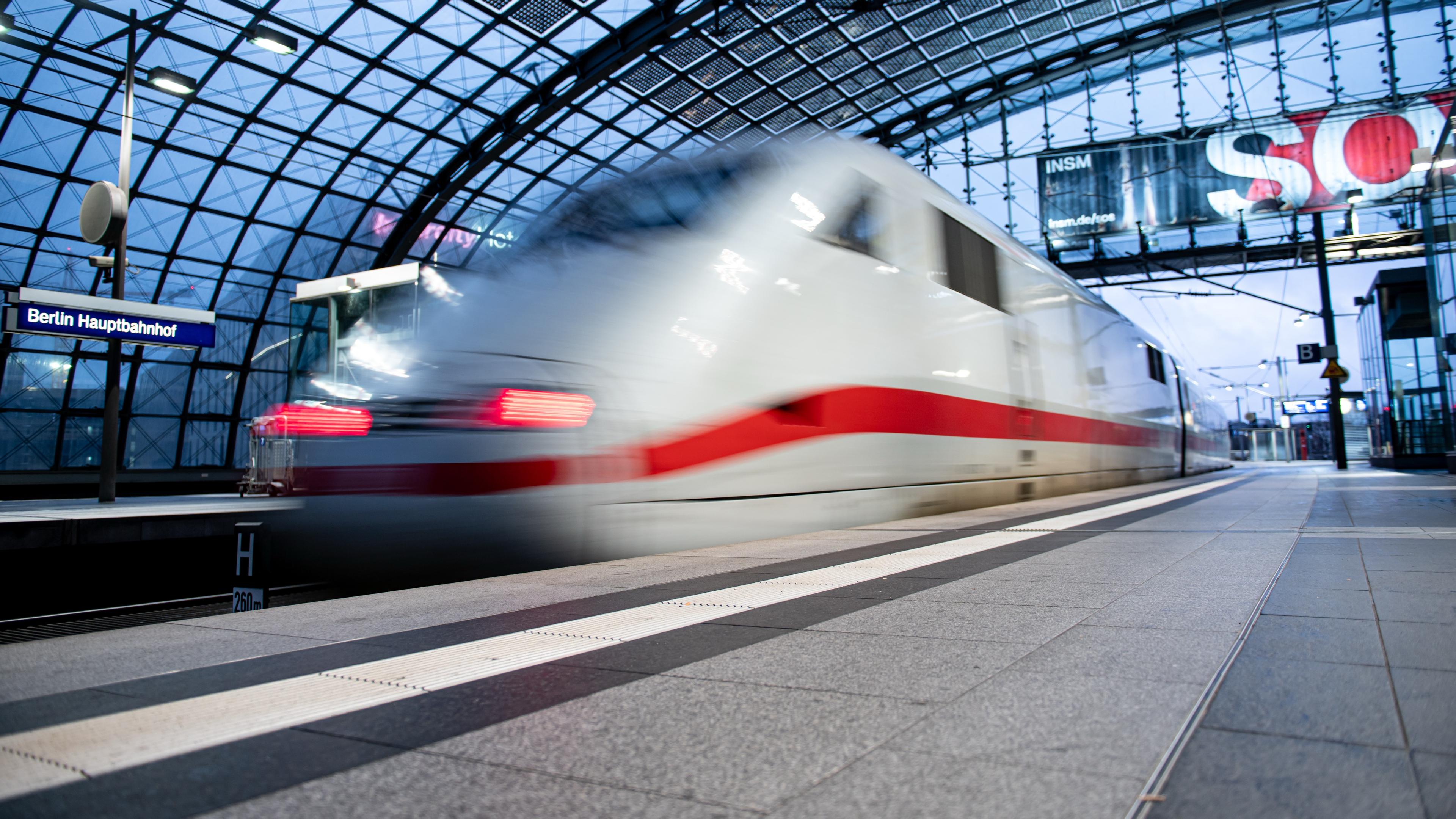 Ein ICE der Deutschen Bahn fährt aus dem Hauptbahnhof Berlin.