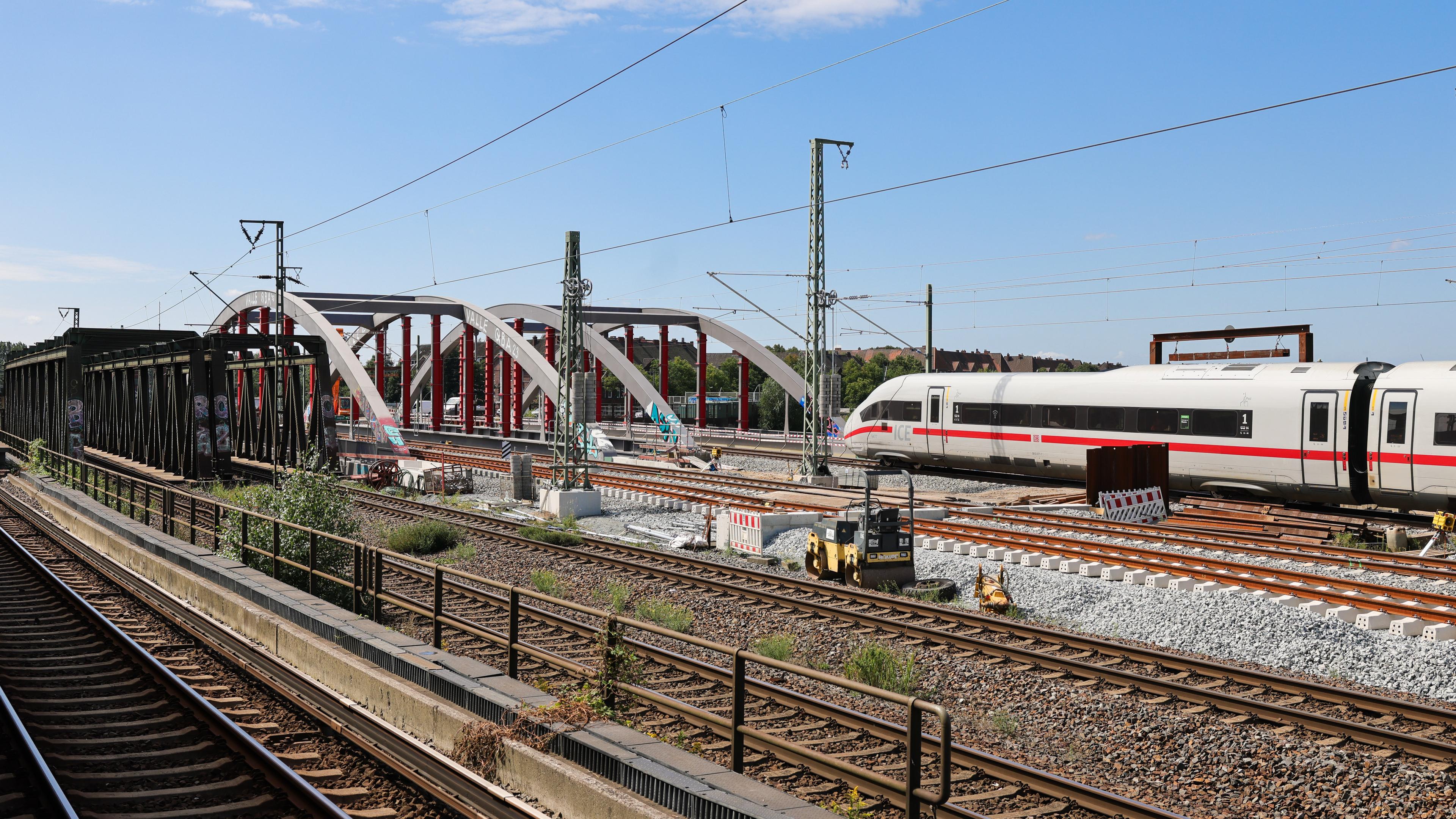 Hamburg: Ein ICE fährt über eine Bahnbrücke an einer Brückenbaustelle am S-Bahnhof Veddel.