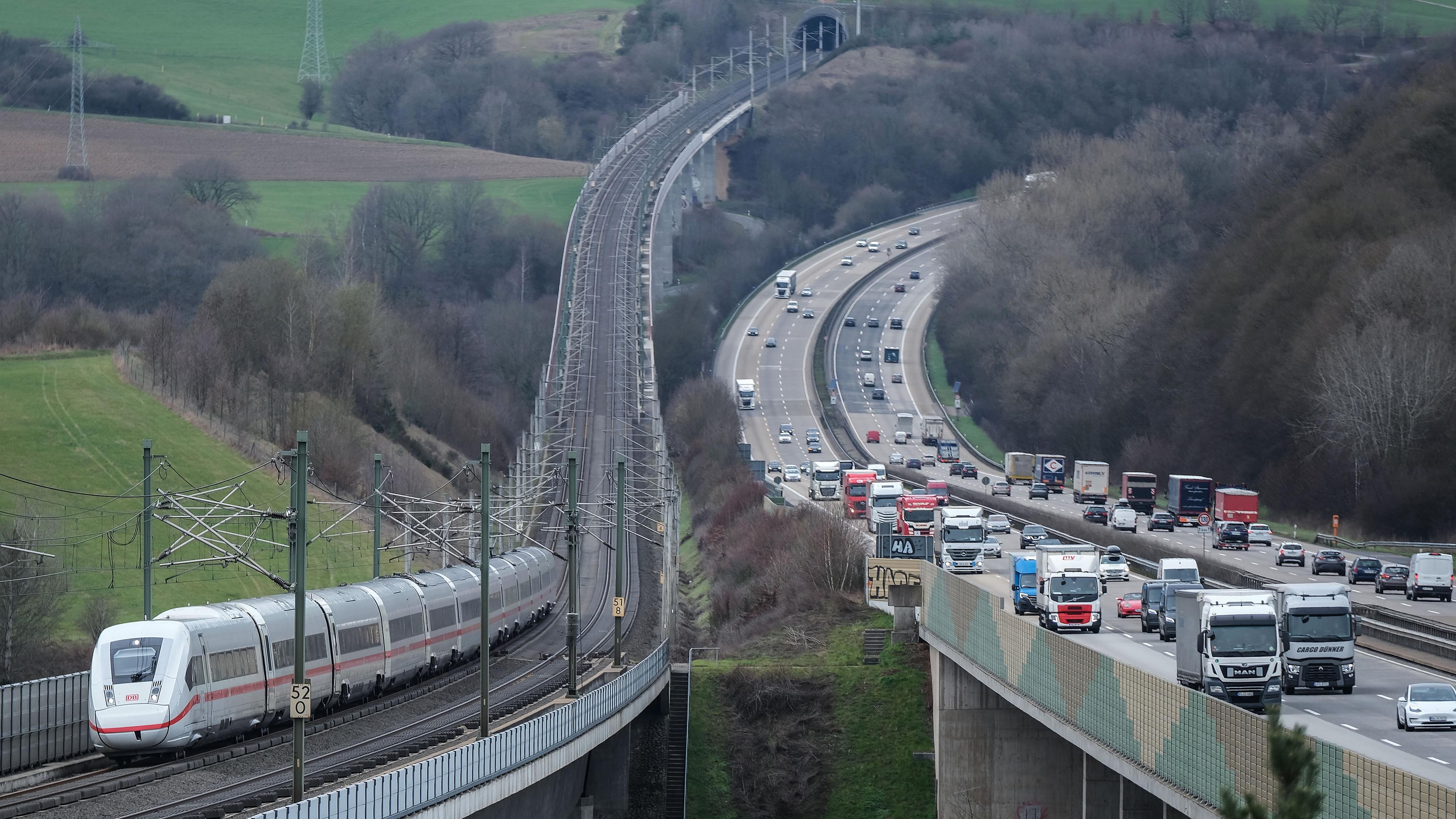 Ein ICE der Deutschen Bahn (l) fährt auf der Strecke Köln Frankfurt in Richtung Frankfurt/Main neben der Autobahn A3 (r) über die Wiedtalbrücke, aufgenommen am 17.03.2023 in Neustadt