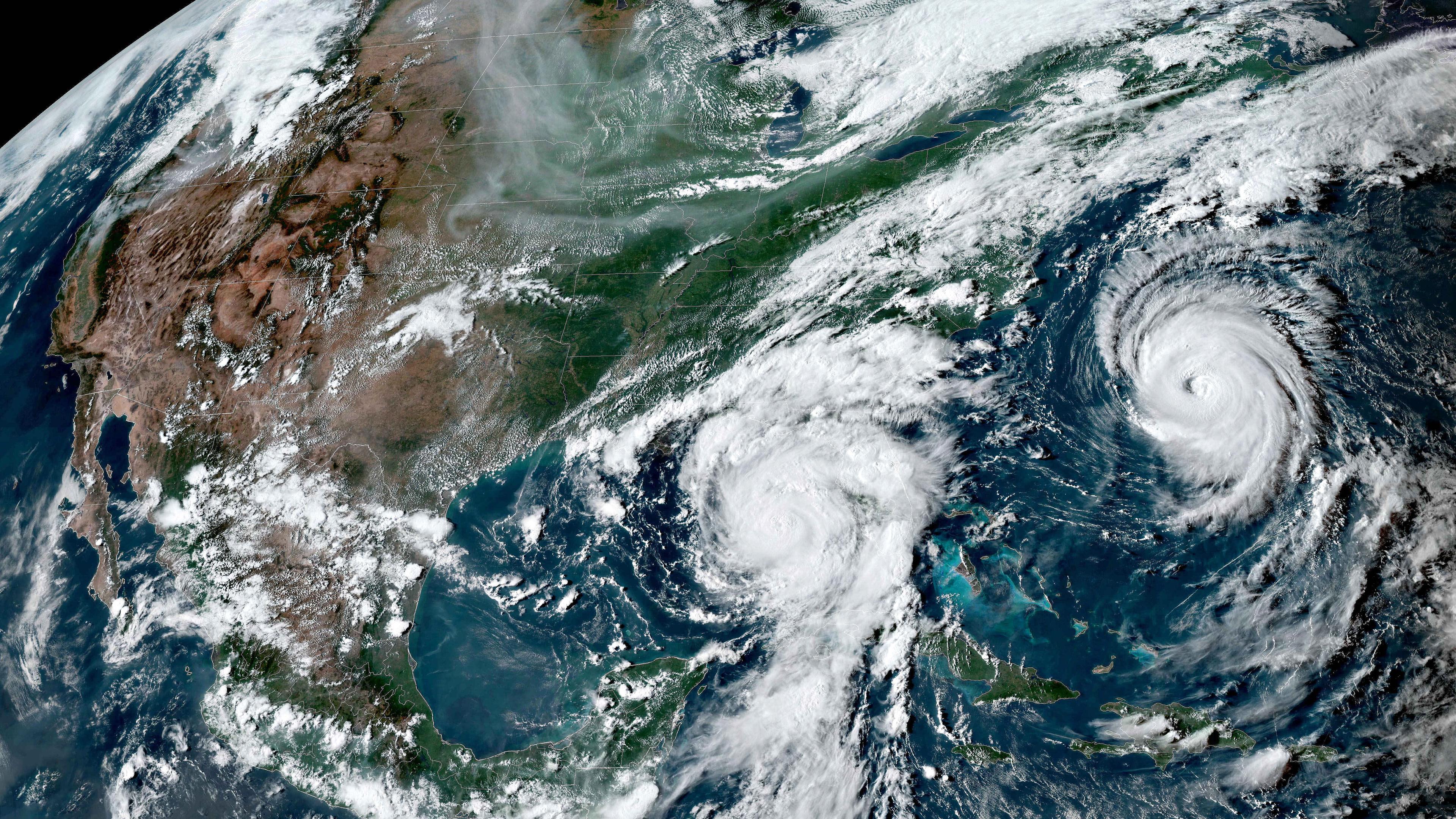 Das Satellitenbild zeigt den Tropensturm "Idalia" (M) auf seinem Weg über den Golf von Mexiko und den Hurrikan "Franklin" (r) auf seinem Weg über die Ostküste des Atlantiks