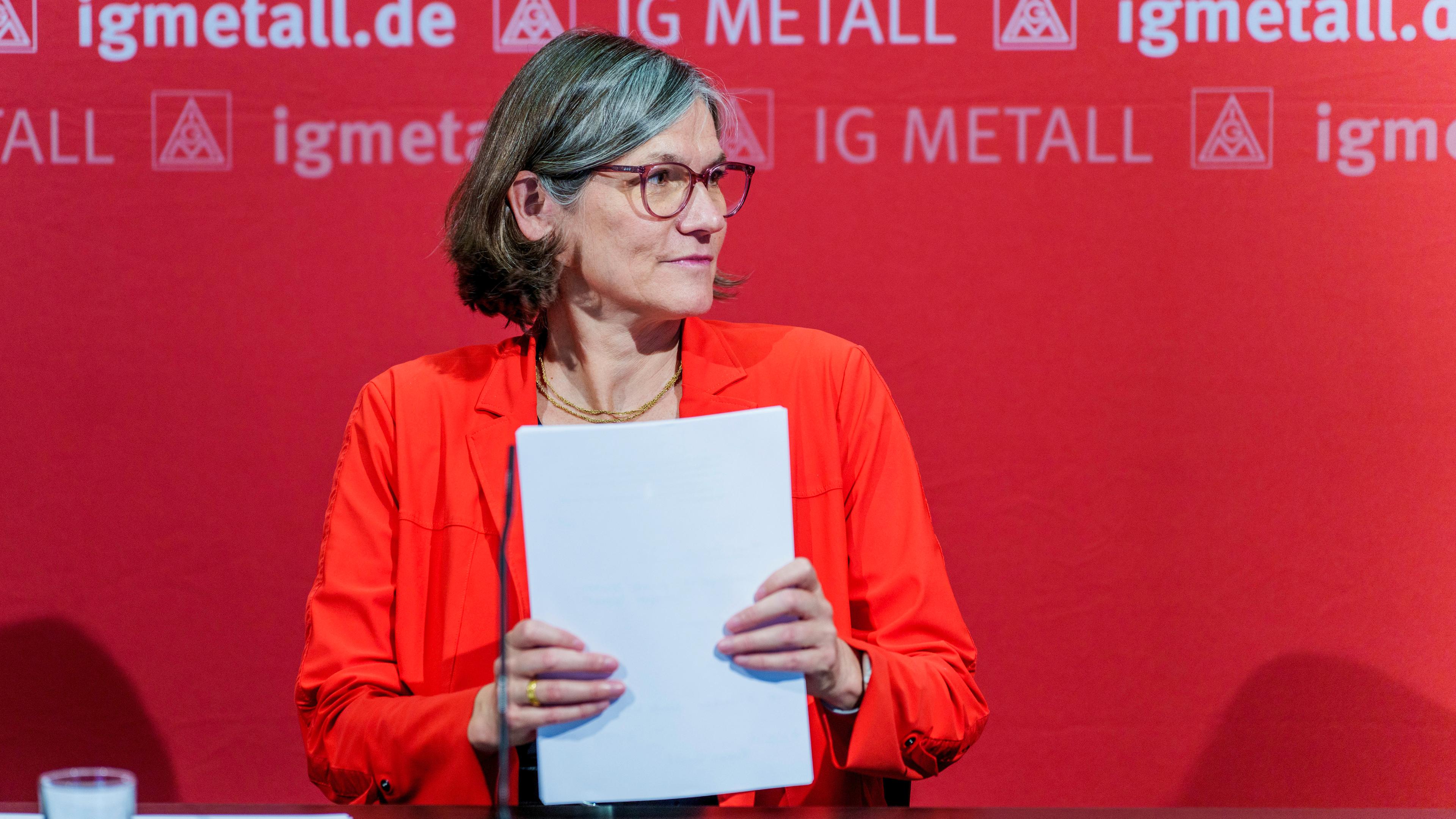 Christiane Benner, erste Vorsitzende der IG Metall, informiert über die Forderungsempfehlung für die anstehende Tarifrunde am 17.06.2024.