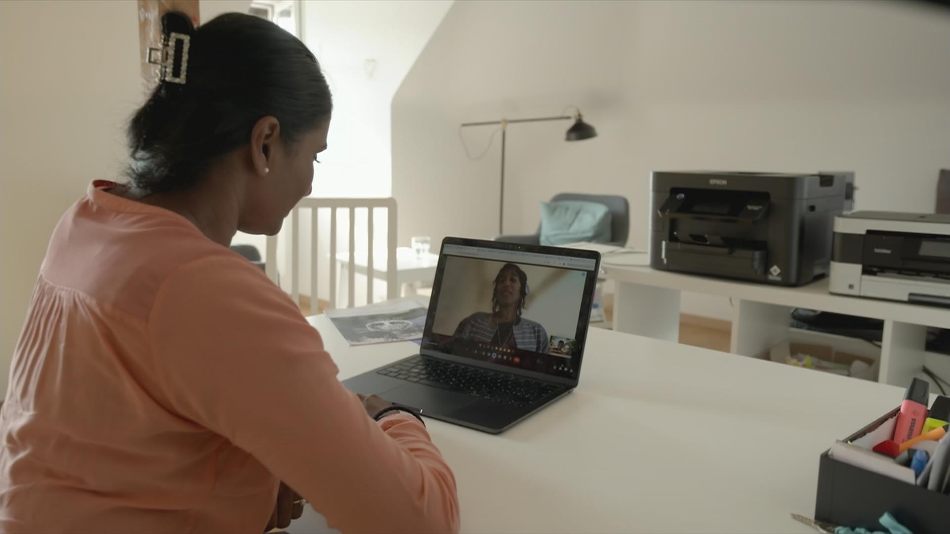 Zwei Frauen die miteinander telefonieren