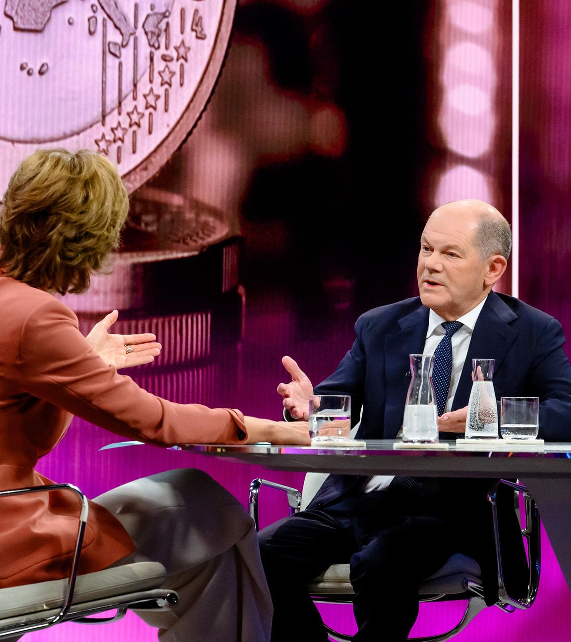 Maybrit Illner und Olaf Scholz