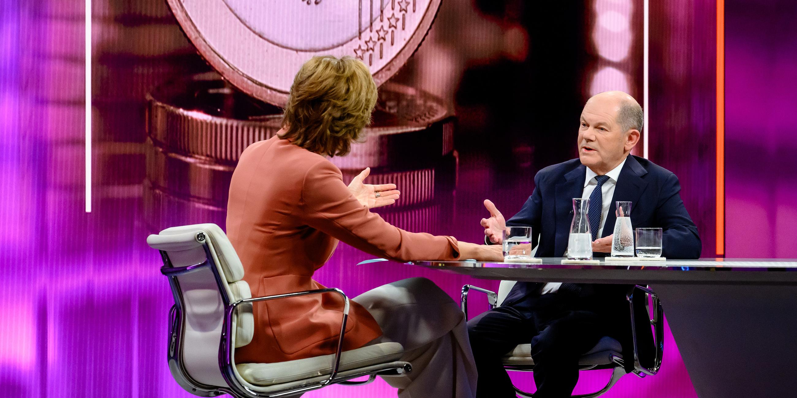 Maybrit Illner und Olaf Scholz