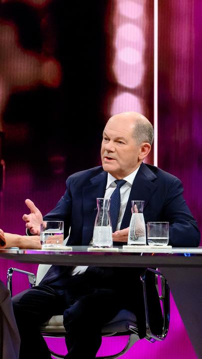 Maybrit Illner und Olaf Scholz