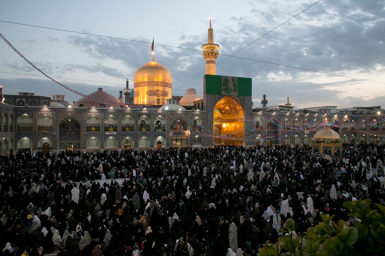 Der Imam Reza Schrein in Mashhad, Iran, ist ein Komplex, der das Mausoleum von Imam Reza, dem achten Imam der Zwölfer-Schiiten, enthält.