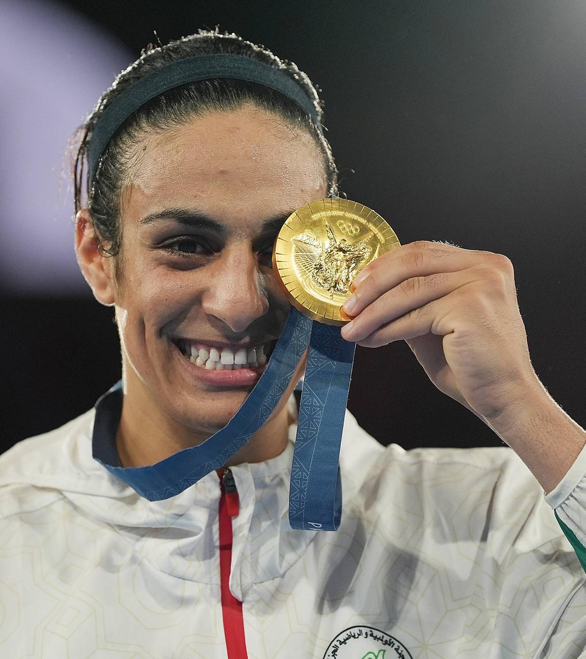 Die Goldmedaillengewinnerin Imane Khelif aus Algerien nimmt an der Siegerehrung teil.