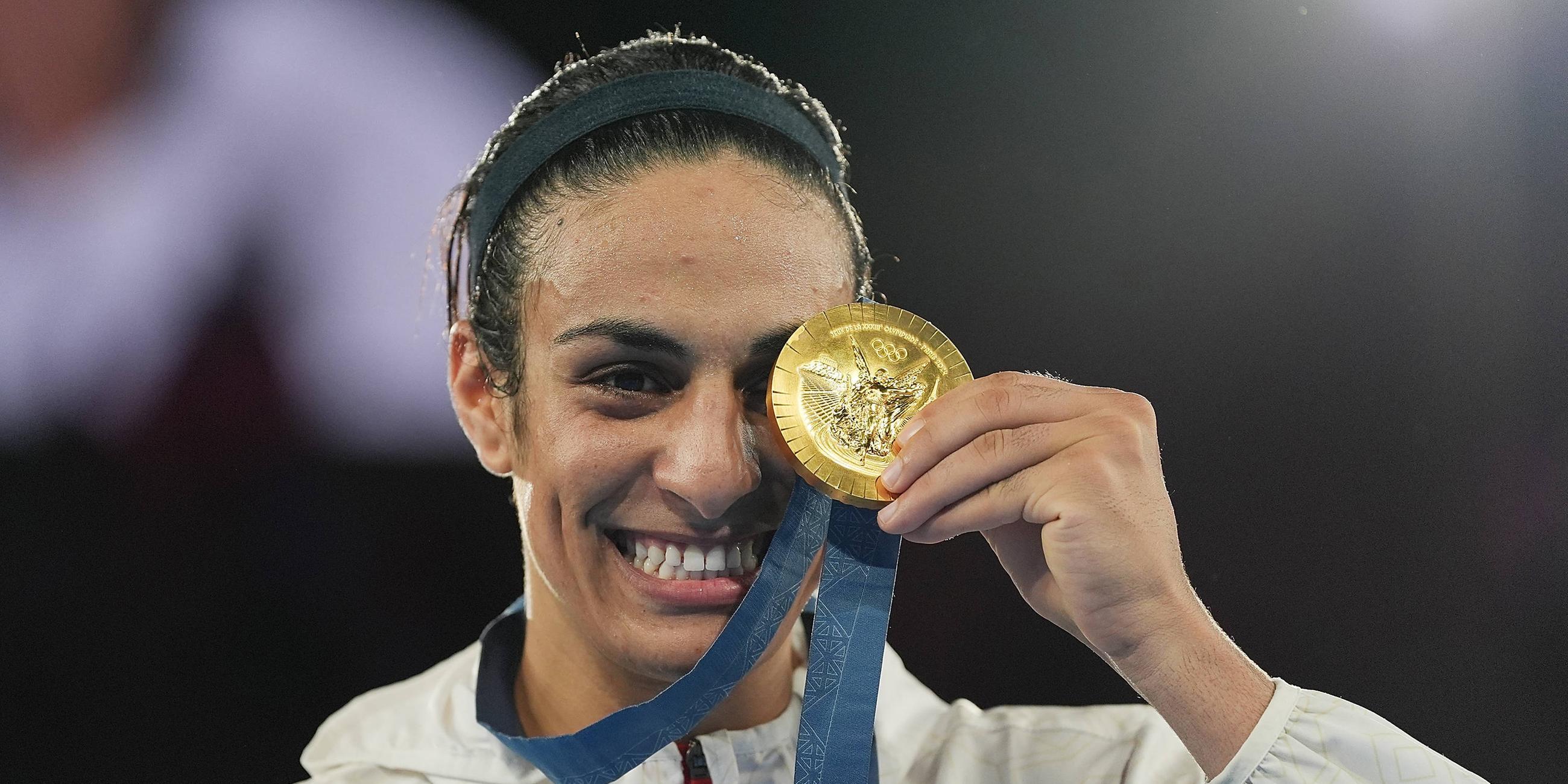 Die Goldmedaillengewinnerin Imane Khelif aus Algerien nimmt an der Siegerehrung teil.