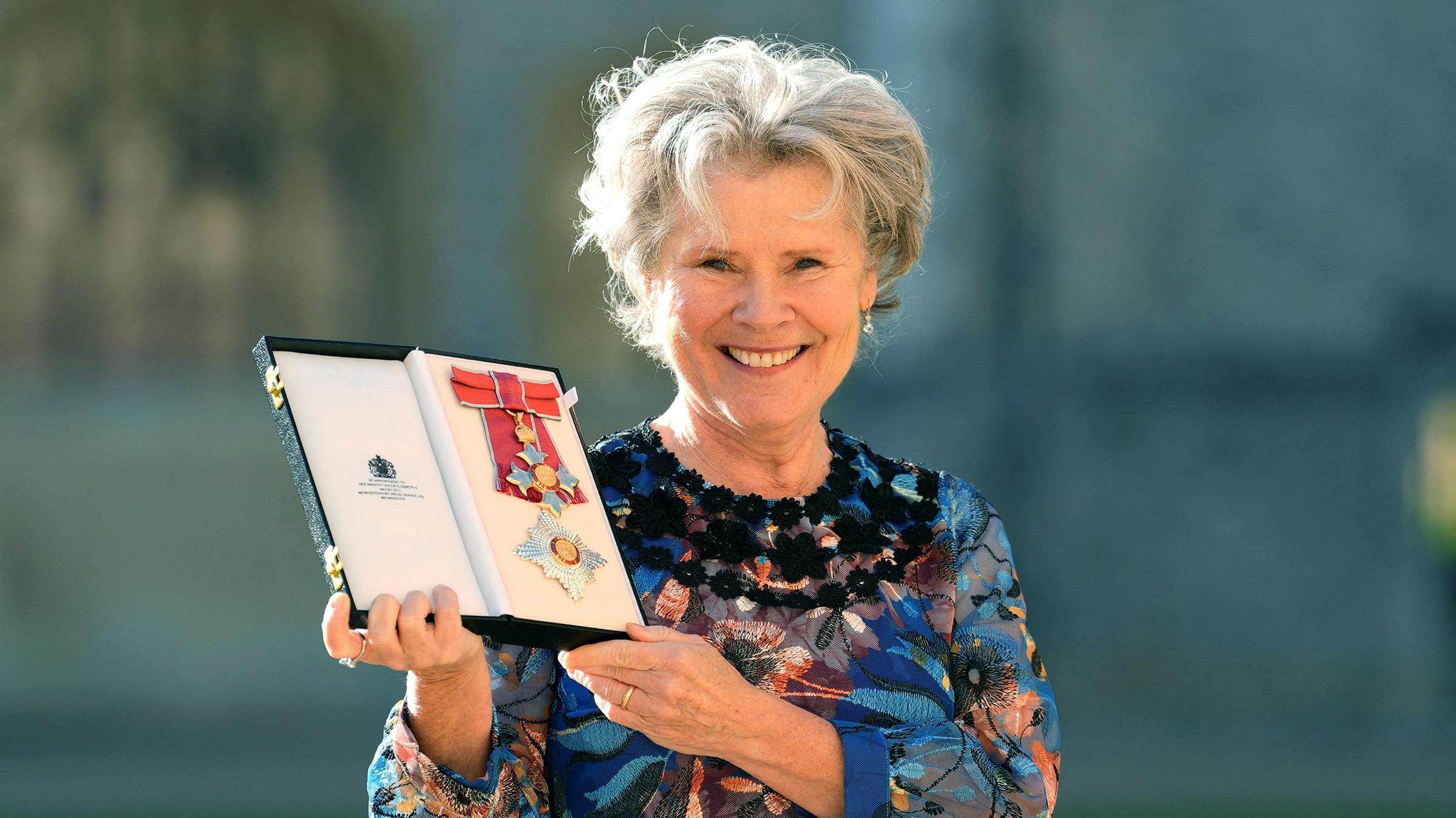 Die britische Schauspielerin Imelda Staunton, nachdem sie bei einer Zeremonie auf Schloss Windsor in Windsor zur Dame Commander of the British Empire ernannt wurde.