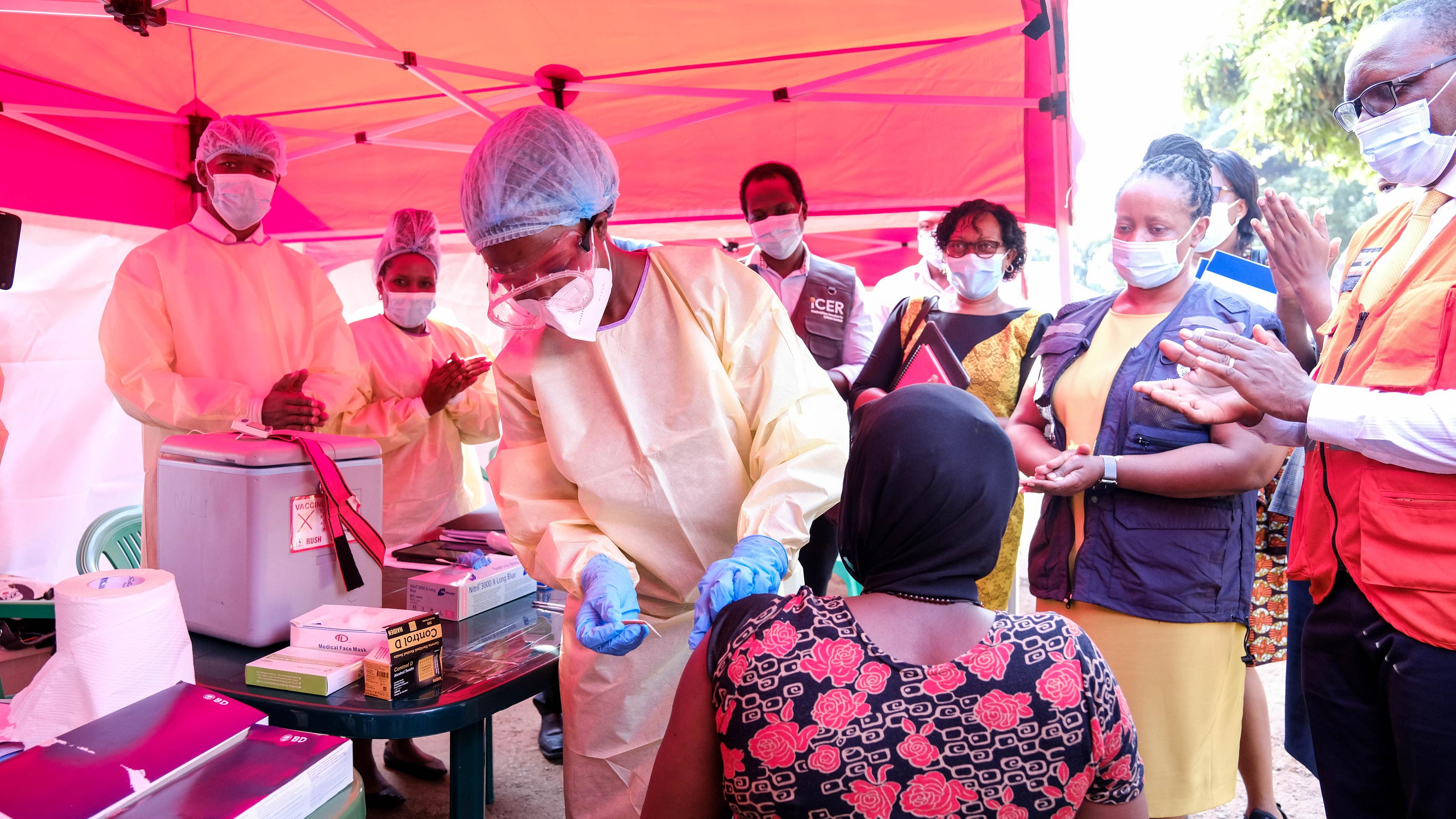 Uganda, Kampala: Ein Mitarbeiter des Gesundheitswesens bereitet die Verabreichung einer Testdosis des Ebola-Impfstoffs während einer Impfkampagne im Mulago National Referral Hospital vor. 