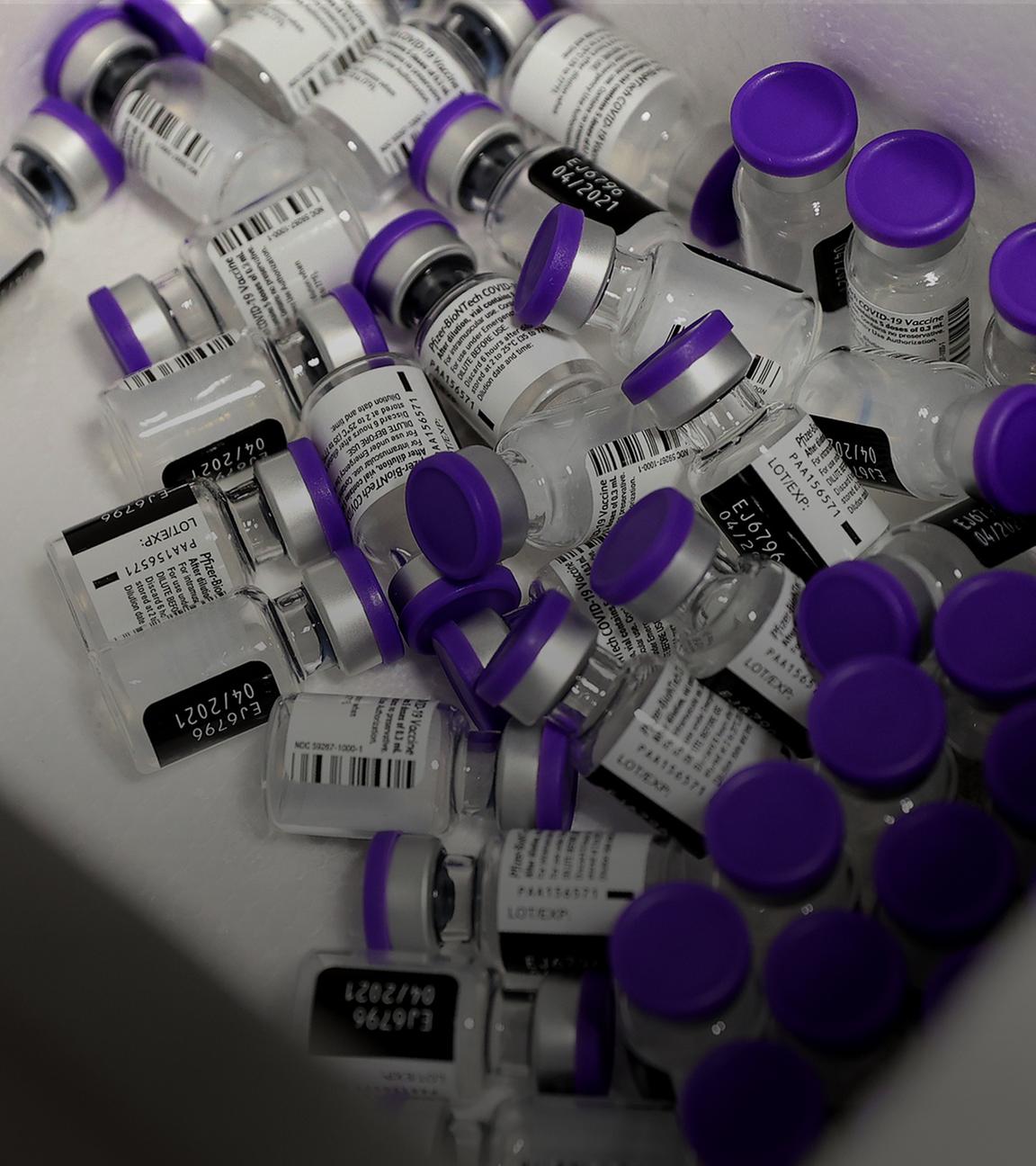 Die ersten Dosen des Pfizer-Biontech Covid-19 Impfstoffs werden in einer Box im Impfzentrum in Magdeburg gelagert