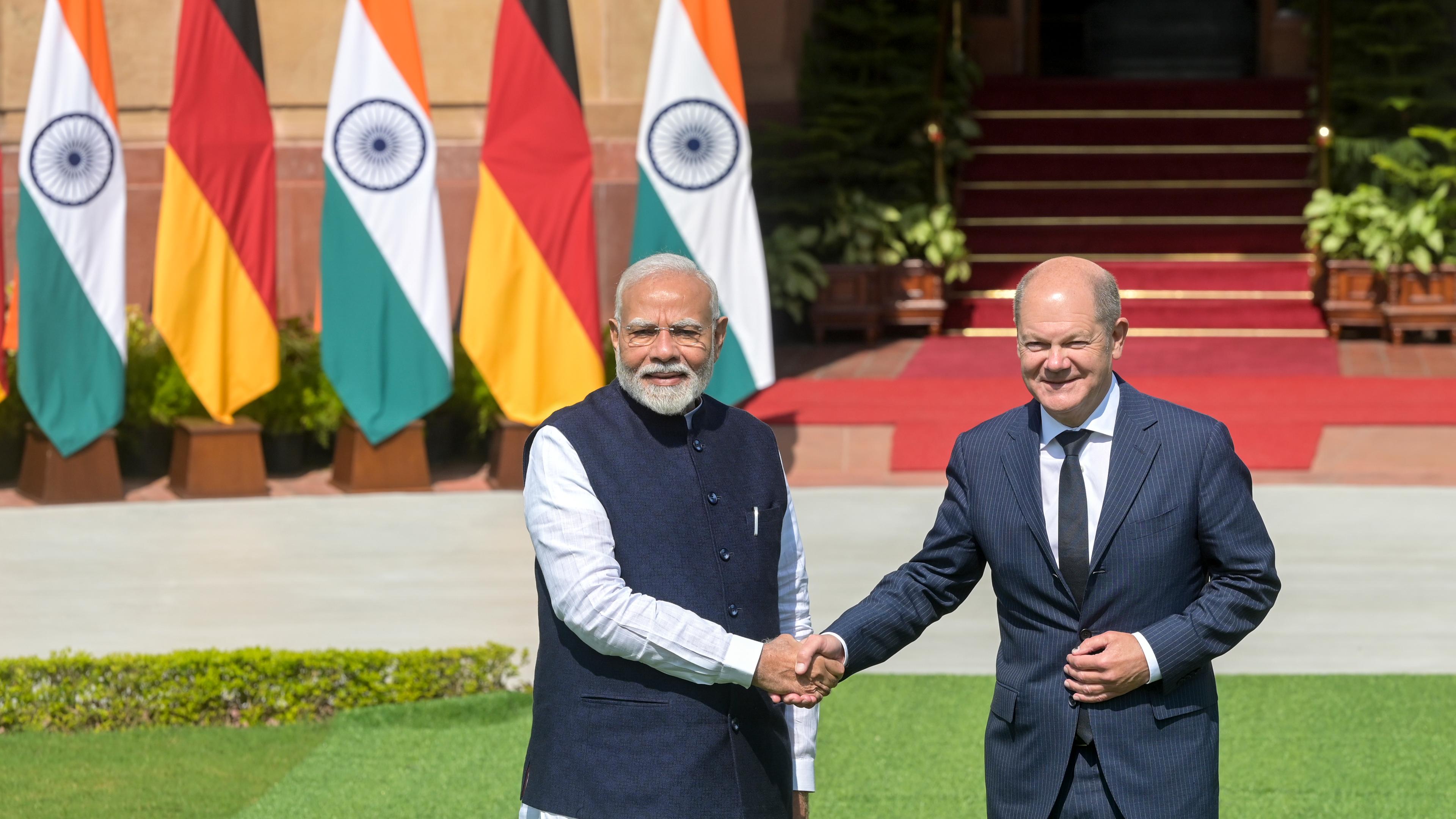  Indien, Neu Delhi: Der indische Premierminister Narendra Modi (l), und der deutsche Bundeskanzler Olaf Scholz (SPD) schütteln sich die Hände während der Deutsch-Indischen Regierungskonsultationen in Neu Delhi.