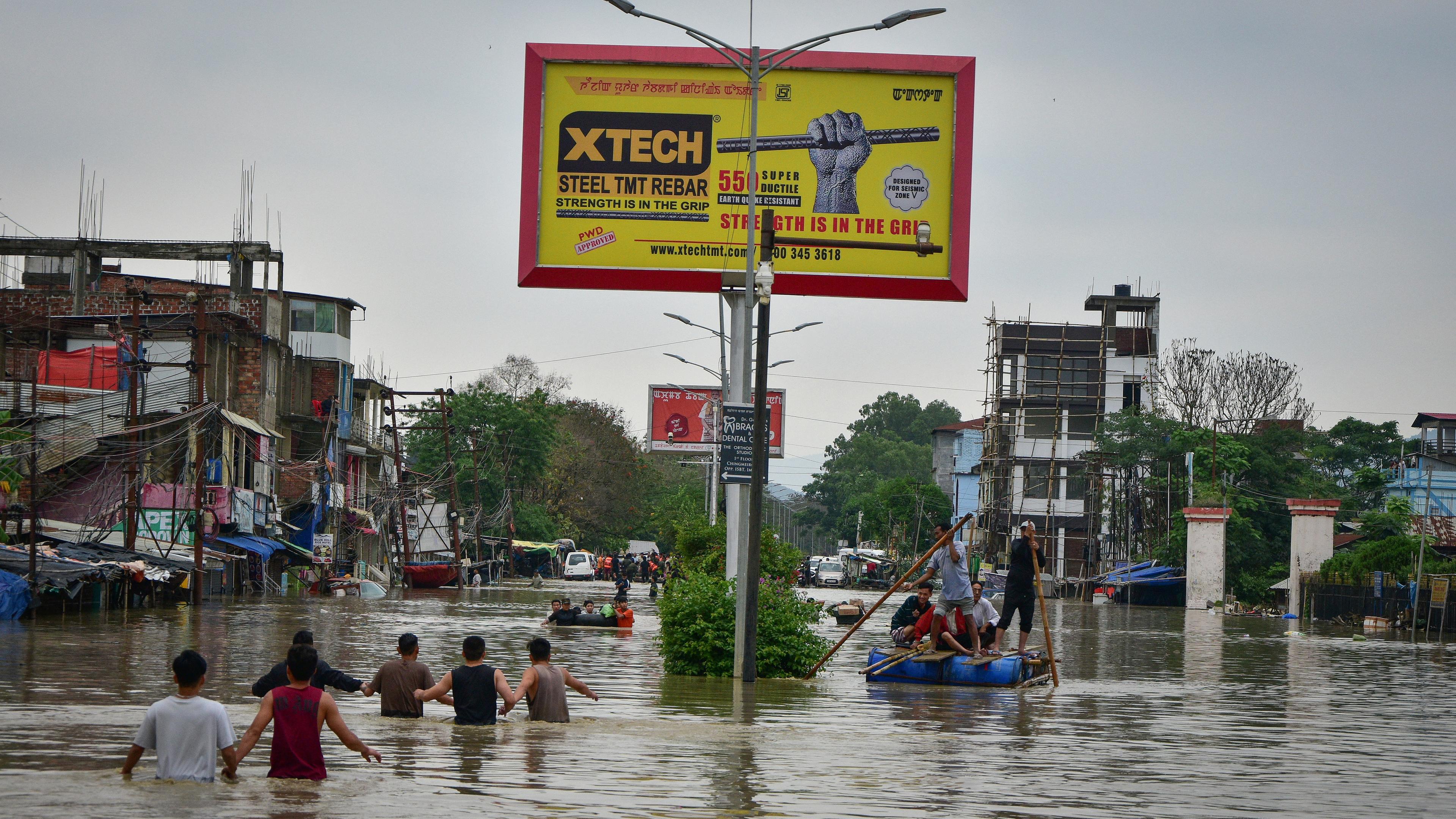 In Indien und Bangladesch stehen immer noch viele Regionen unter Wasser. Ein Zyklon hatte heftige Regenfälle gebracht, mindestens 65 Menschen kamen ums Leben.