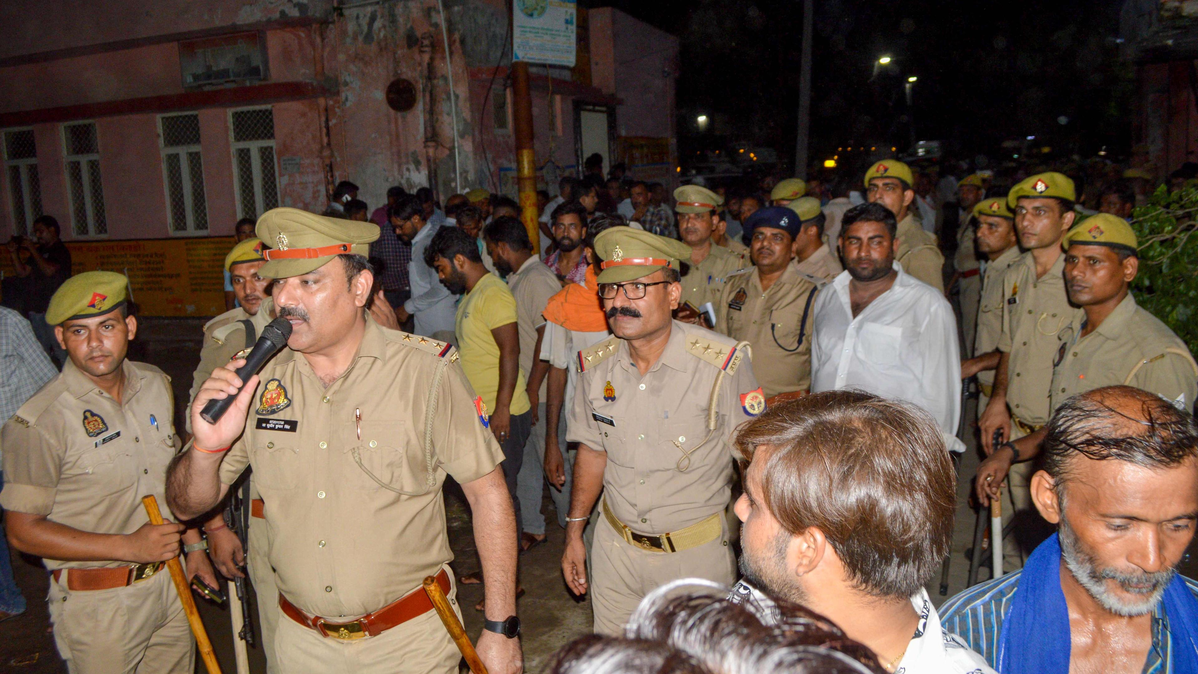Indien, Hathras: Polizisten versuchen die Lage nach einer Massenpanik in den Griff zu kriegen