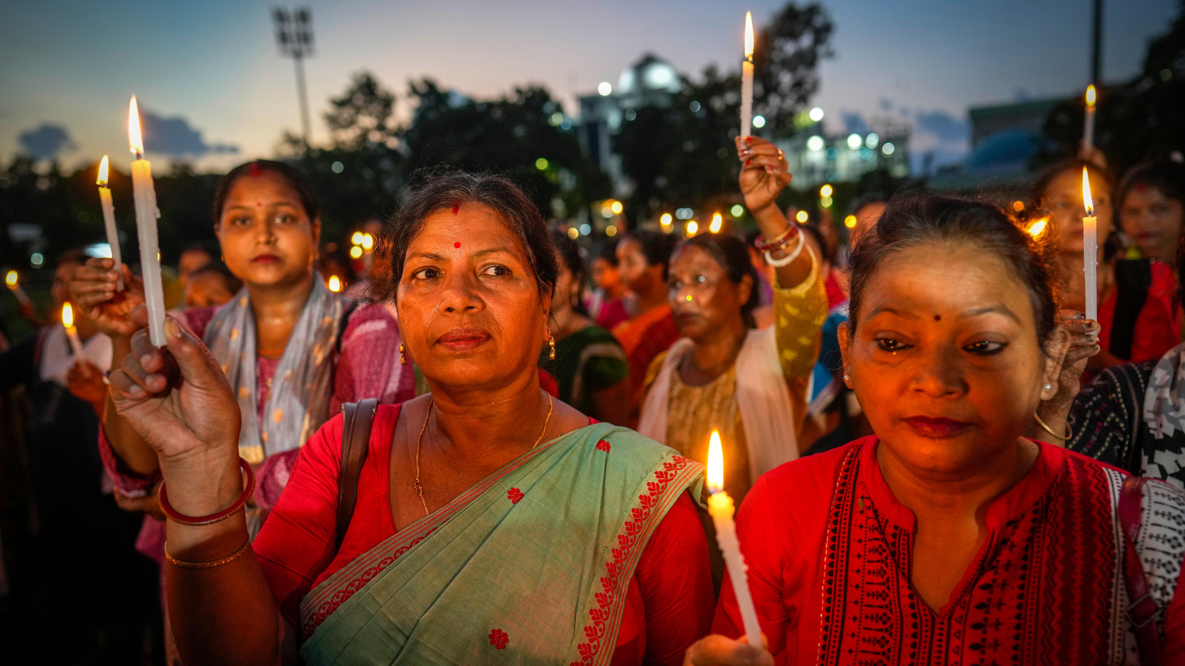 Frauen in Guwahati, Indien demonstrieren wegen des gewaltsamen Todes einer jungen Ärztin in einem Krankenhaus letzte Woche.