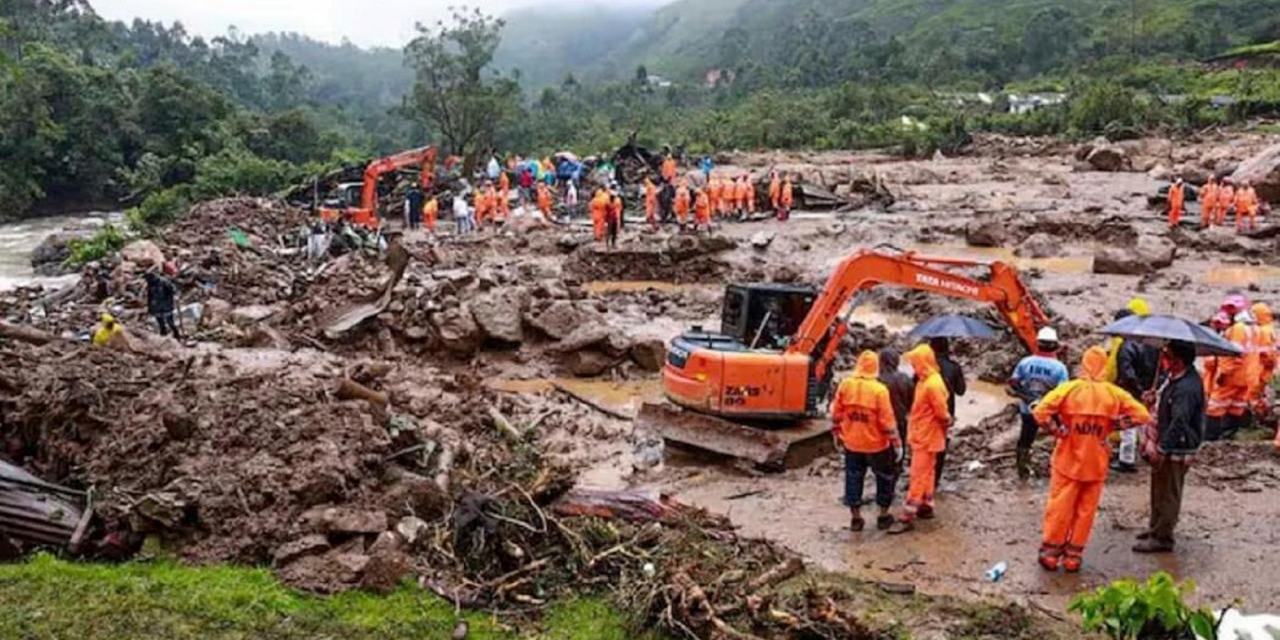 Rettungskräfte, die nach einem Erdrutsch in Wayanad im südlichen indischen Bundesstaat Kerala eintreffen.