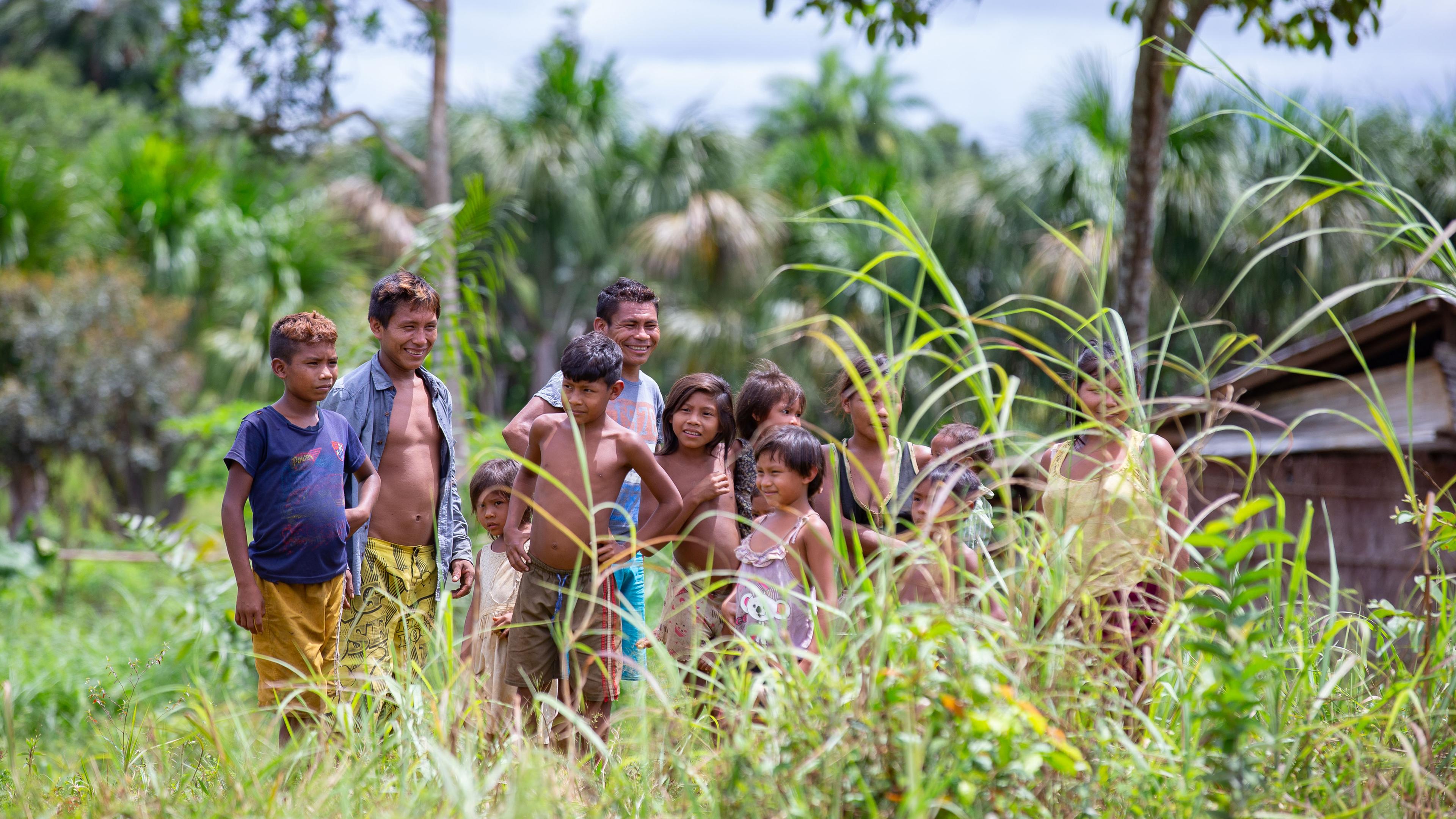 Mitglieder einer indigenen Gemeinschaft im Amazonas-Regenwald