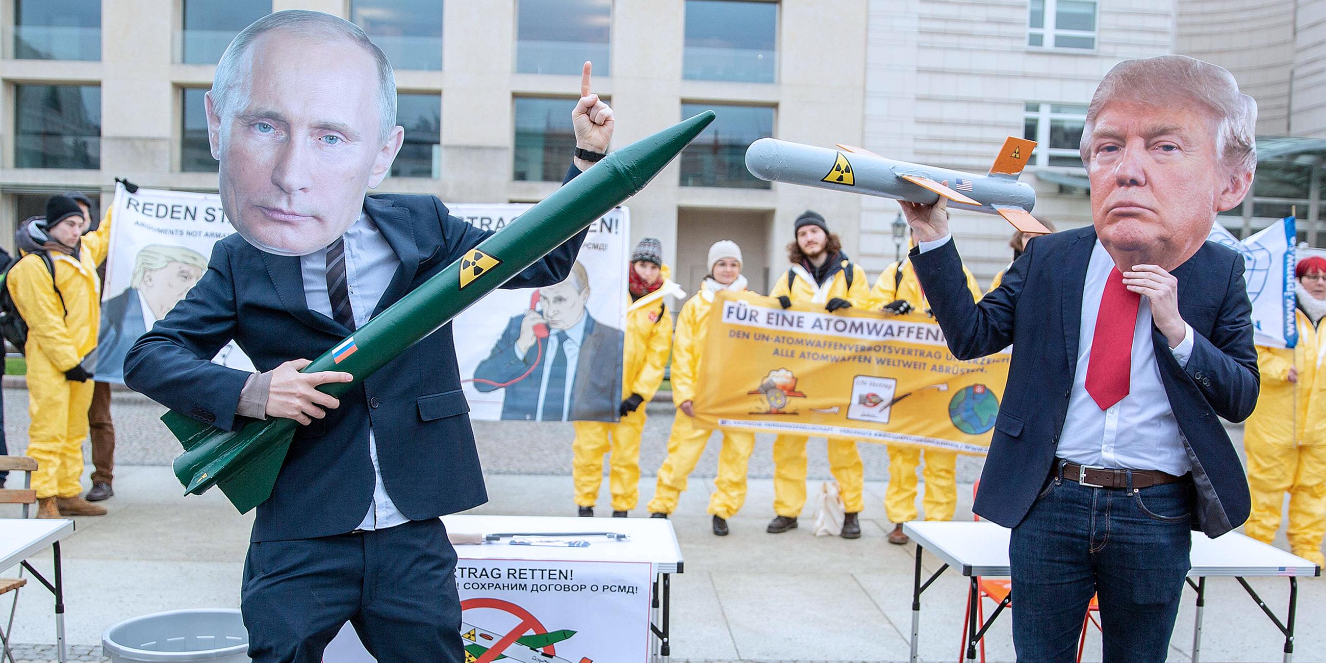 Protest-Aktion: Reden statt ruesten! Atomwaffen abschaffen! vor der US-Botschaft in Berlin am 01.02.2019