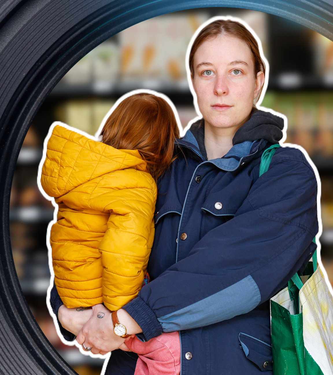 Montage: Eine Frau hält ein Kind auf dem Arm und blickt ernst in die Kamera. Im Hintergrund stehen, nur unscharf zu erkennen, Supermarktregale.