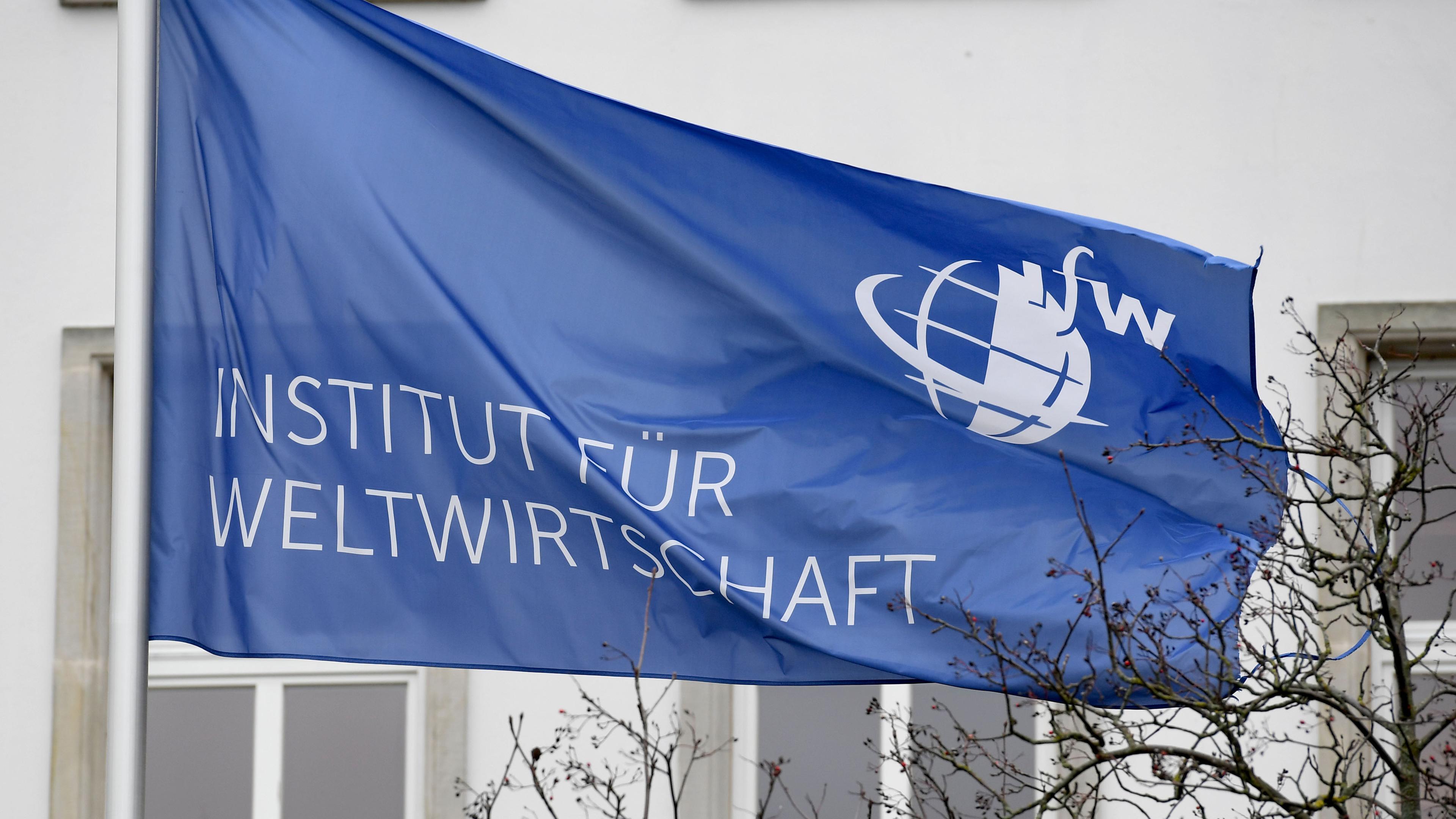 Schleswig-Holstein, Kiel: Das Logo des Instituts für Weltwirtschaft (IfW) ist auf einer Fahne an dem Gebäude an der Förde in Kiel zu sehen.