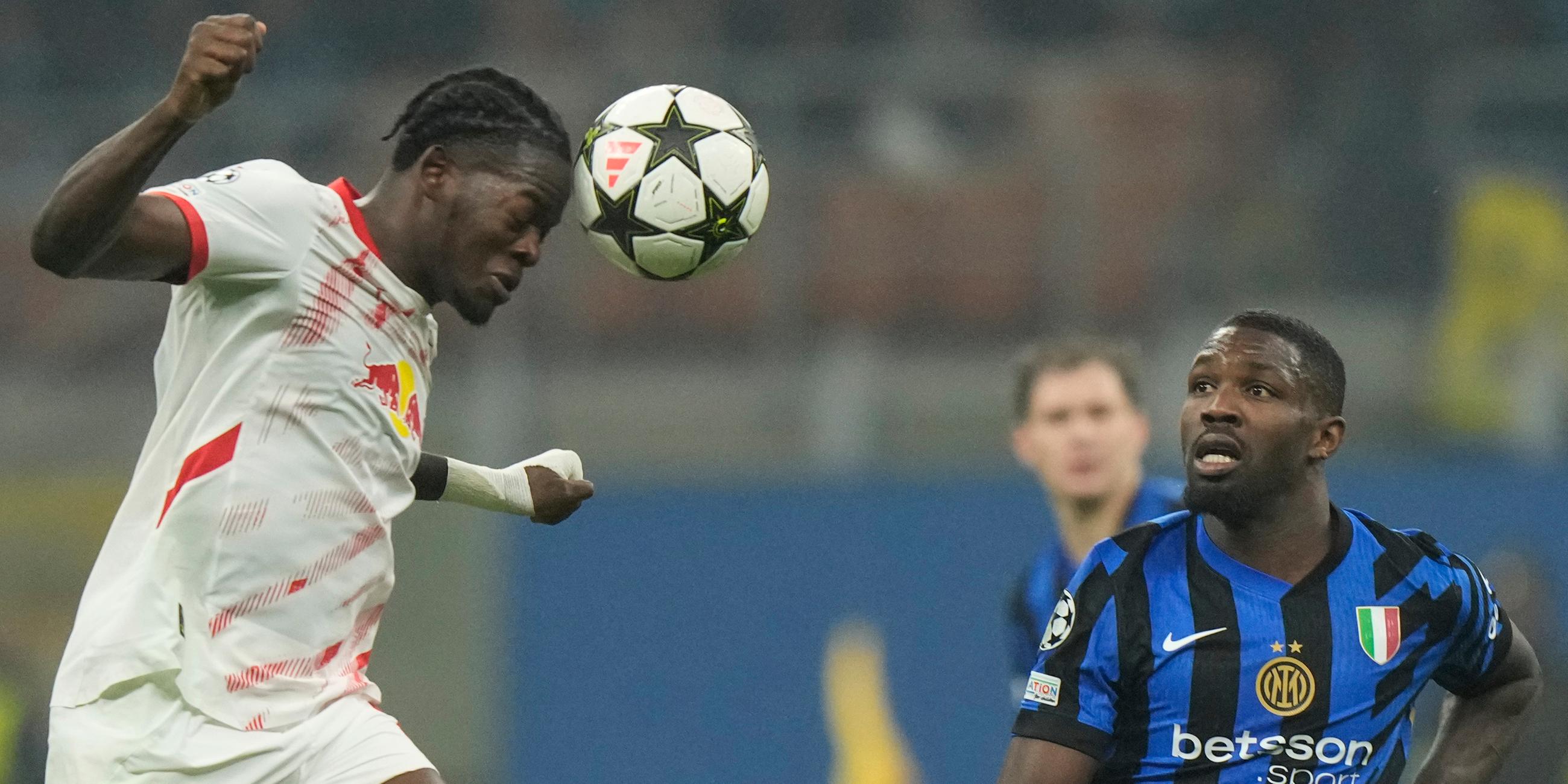 Leipzigs Castello Lukeba (li.) gegen Marcus Thuram von Inter Mailand