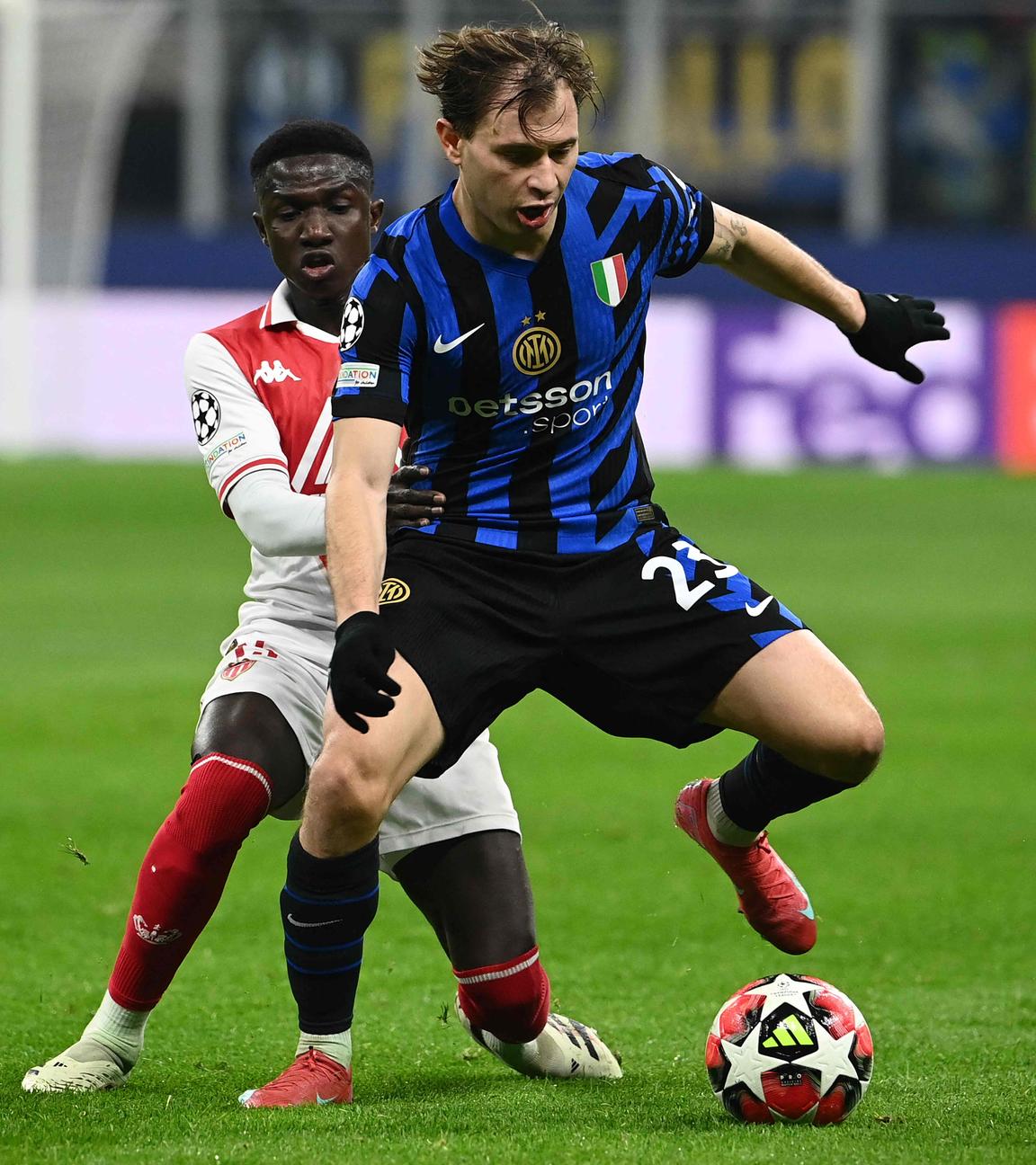 Monacos Mittelfeldspieler (Nr. 15) Lamine Camara (L) kämpft mit Inter Mailands Mittelfeldspieler (Nr. 23) Nicolo Barella um den Ball.