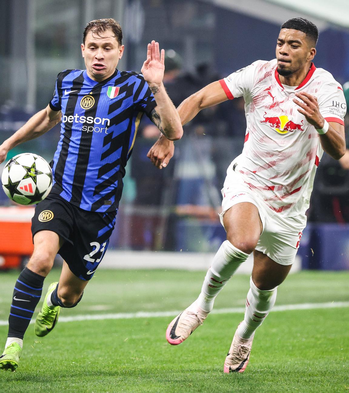 Nicolo Barella von Inter Mailand und Benjamin Henrichs von RB Leipzig während des Spiels.