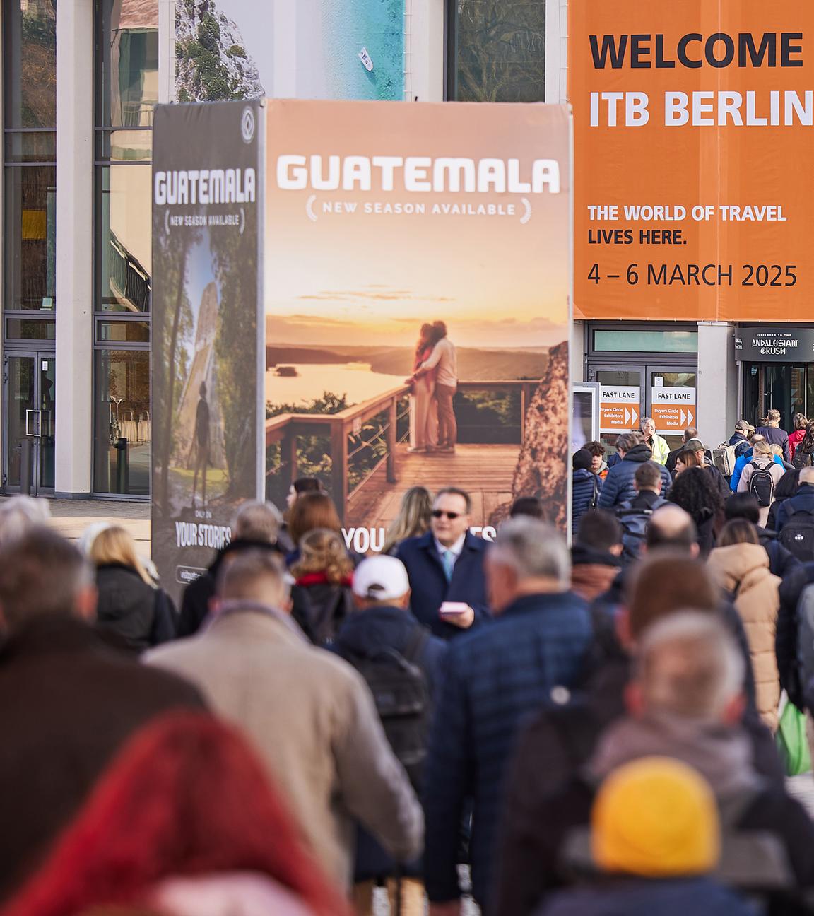 Zahlreiche Besucher sind auf dem Messegelände auf dem Weg zur Internationalen Tourismus-Börse (ITB) in Berlin