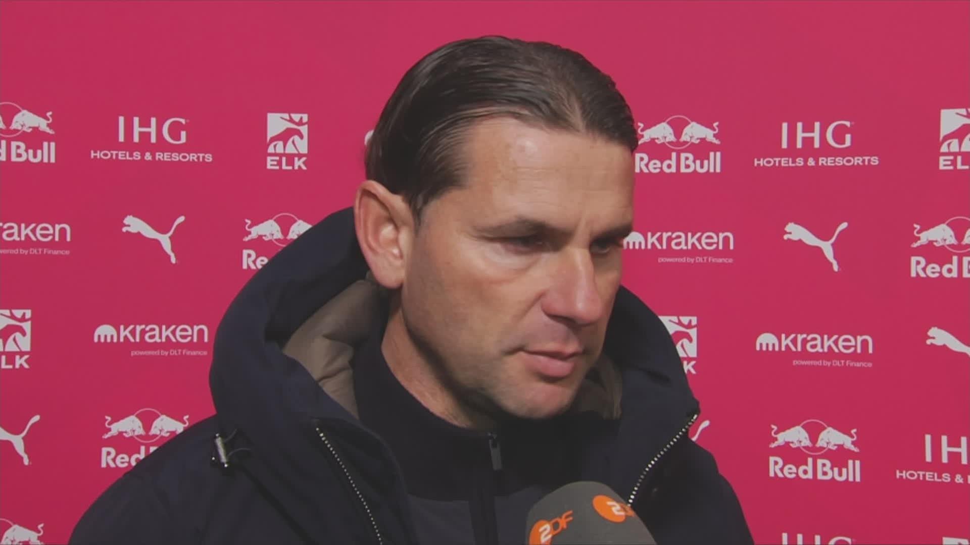 Borussia Mönchengladbachs Trainer Gerardo Seoane wird nach dem Spiel gegen RB Leipzig interviewt.