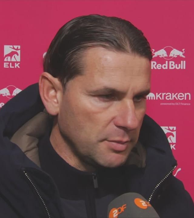 Borussia Mönchengladbachs Trainer Gerardo Seoane wird nach dem Spiel gegen RB Leipzig interviewt.