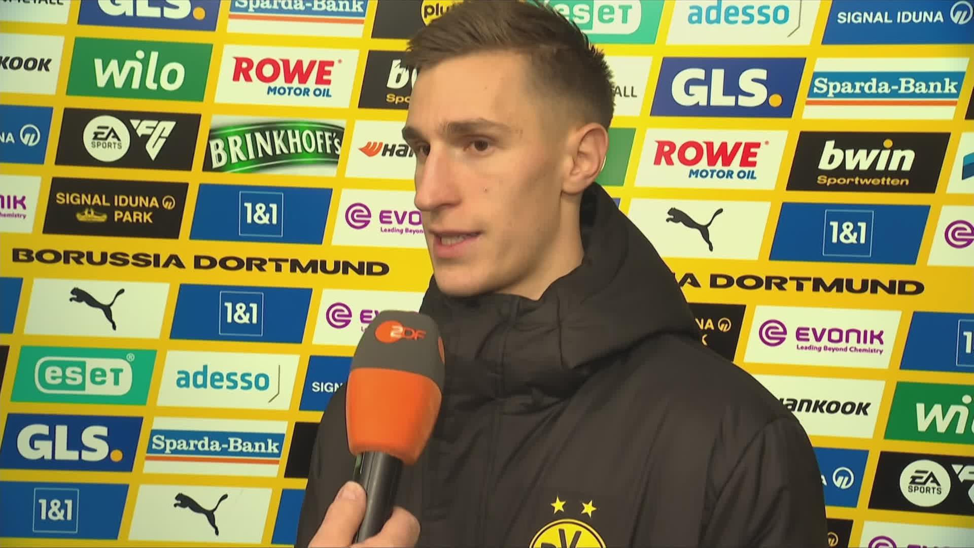 Borussia Dortmunds Nico Schlotterbeck während seinem Interview.